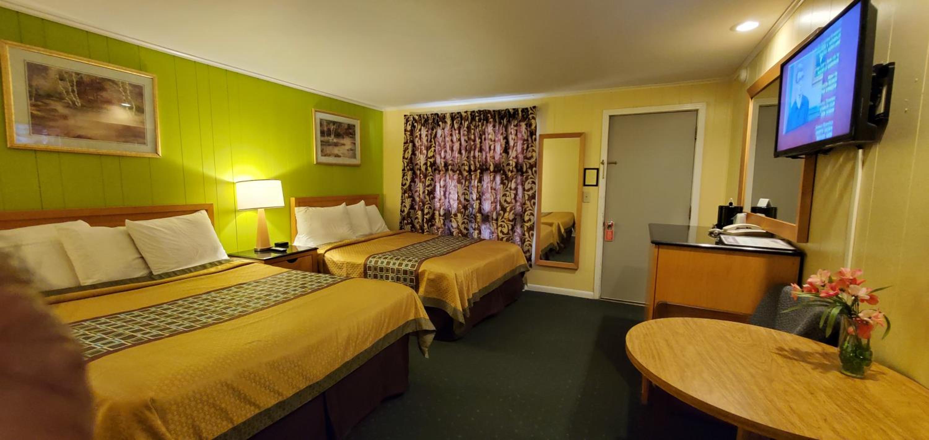 Queen Room with Two Queen Beds photo 2