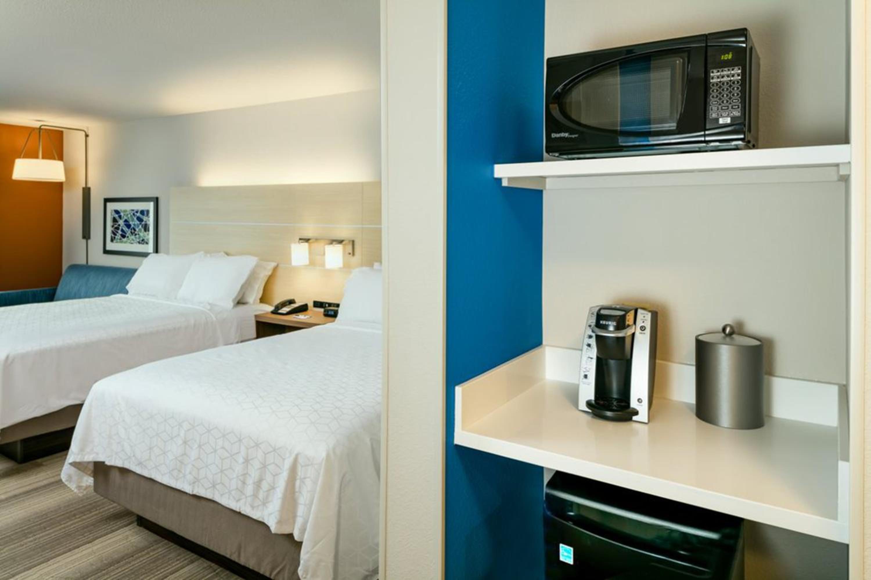 Queen Suite with Two Queen Beds - Photo 3