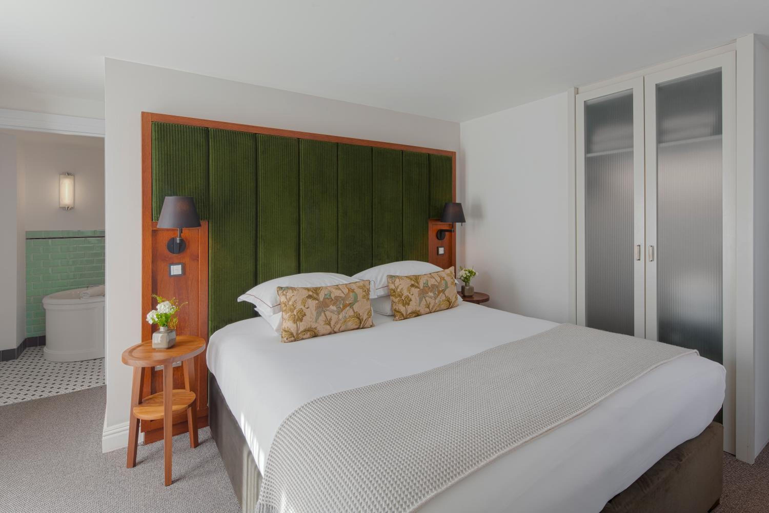 Deluxe One Bedroom Apartment With Bed Alcove