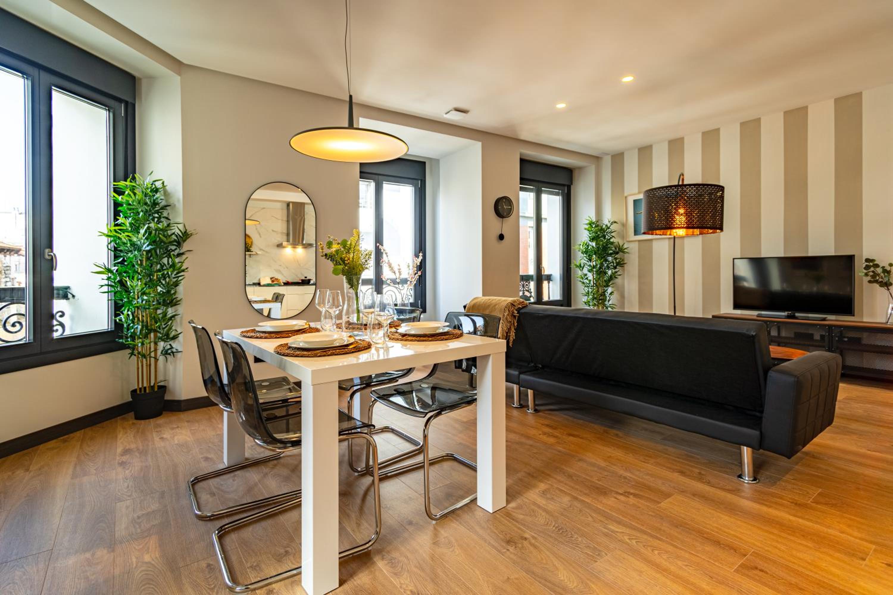 Two-Bedroom Apartment with View photo 3