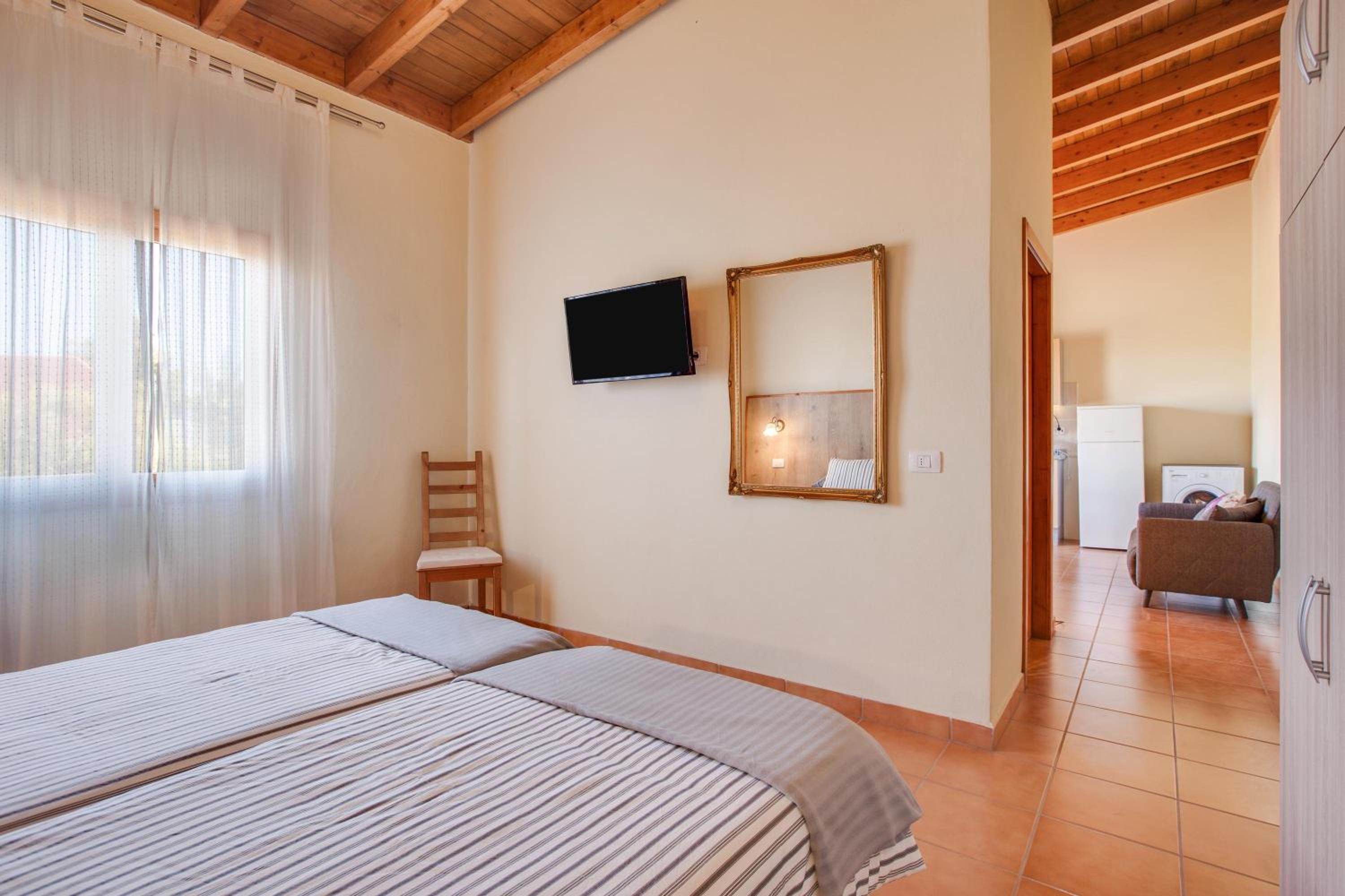 One-Bedroom House - Photo 17