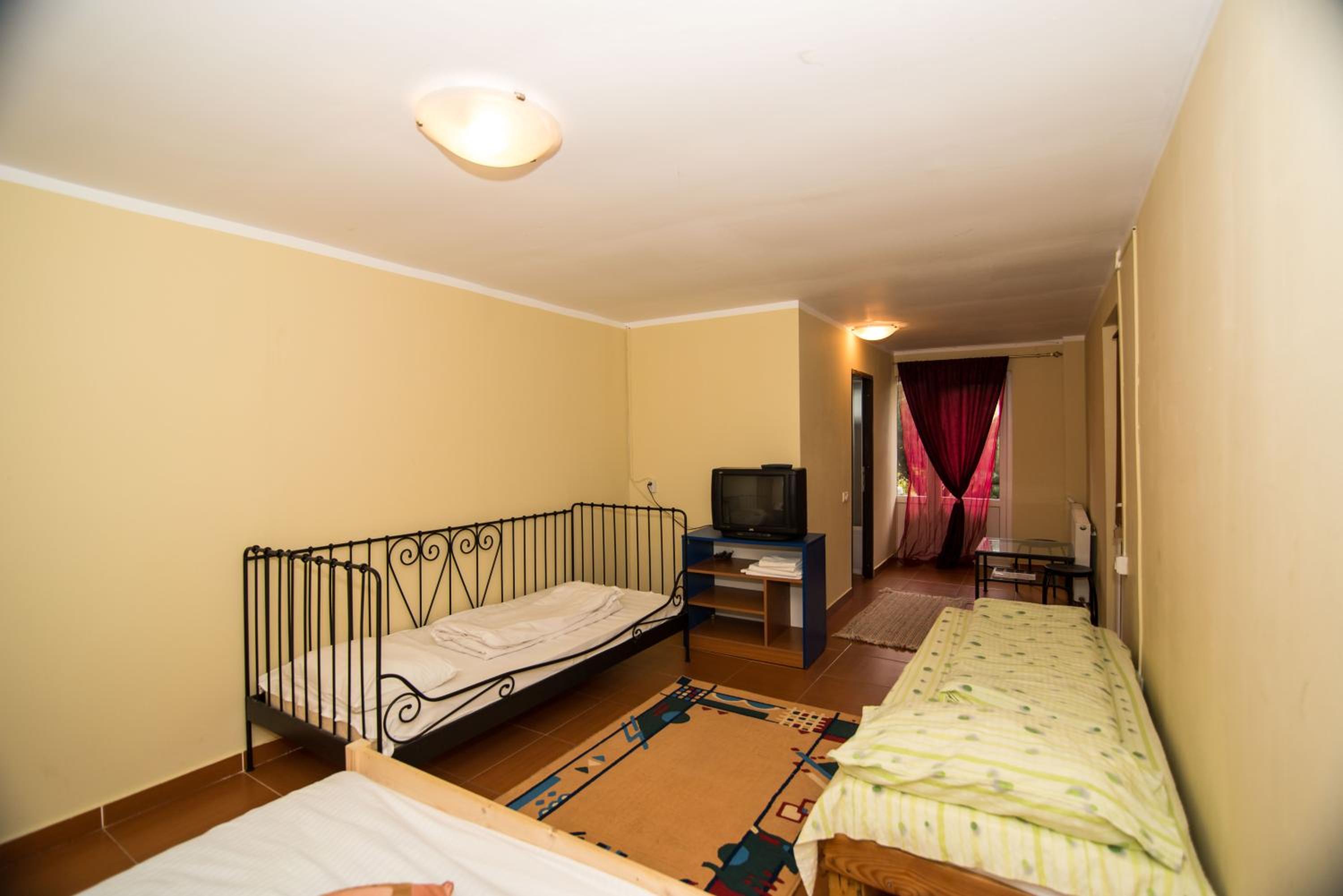 Quadruple Room with Private Bathroom photo 1