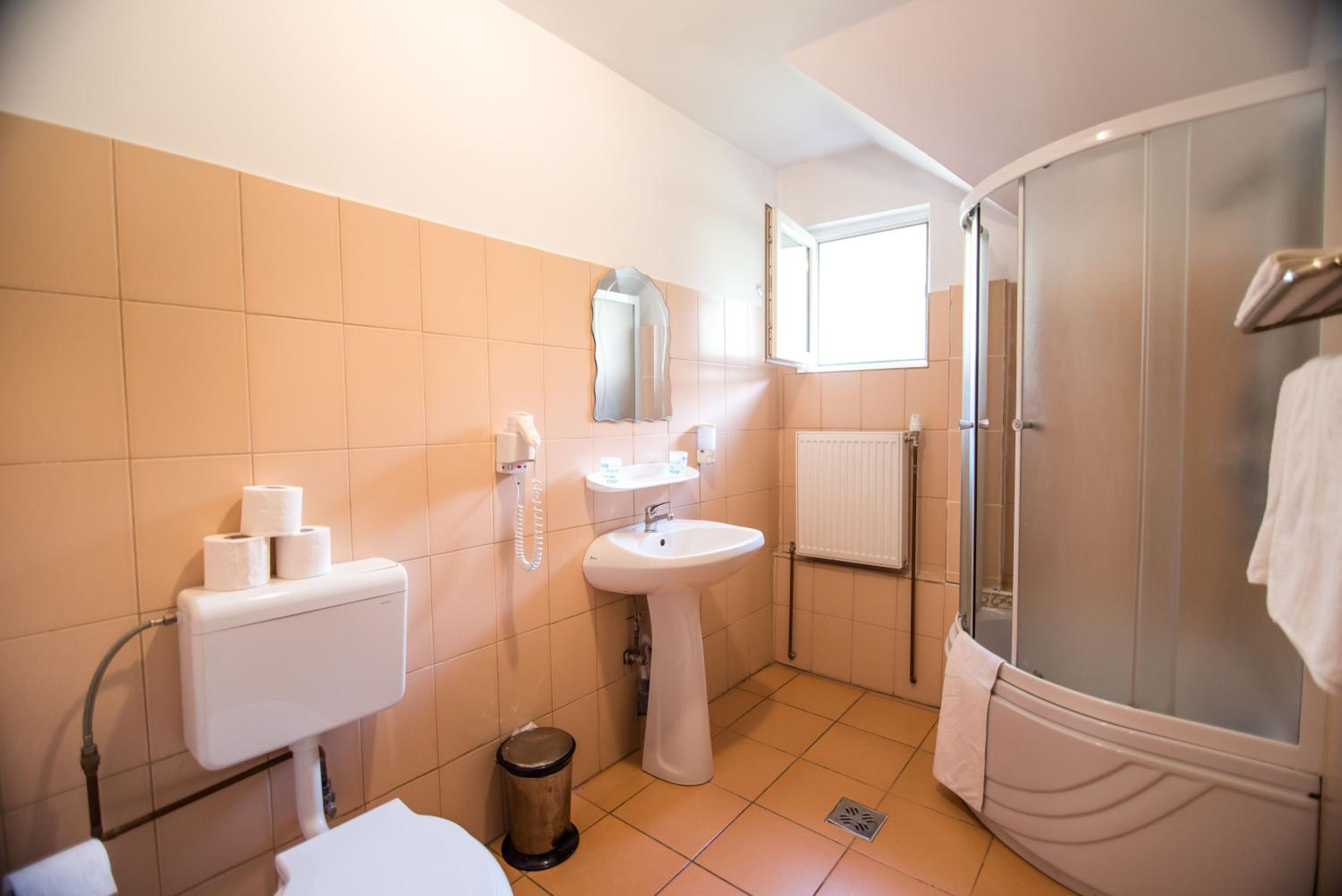 Quadruple Room with Private Bathroom photo 3