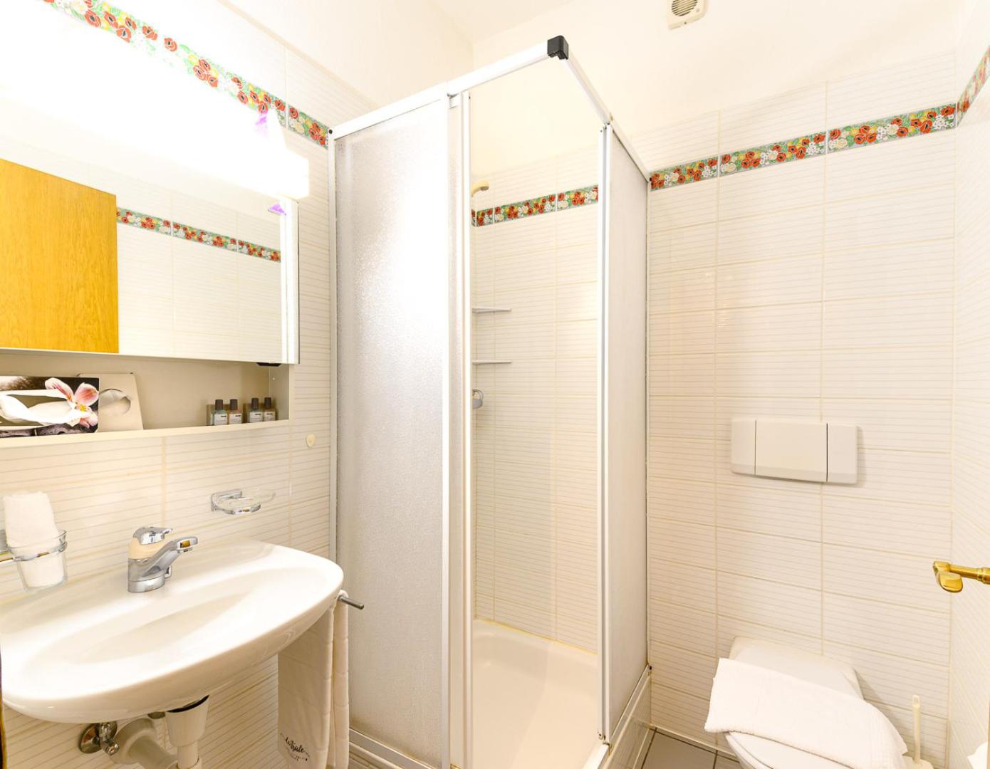 Double or Twin Room - Photo 4