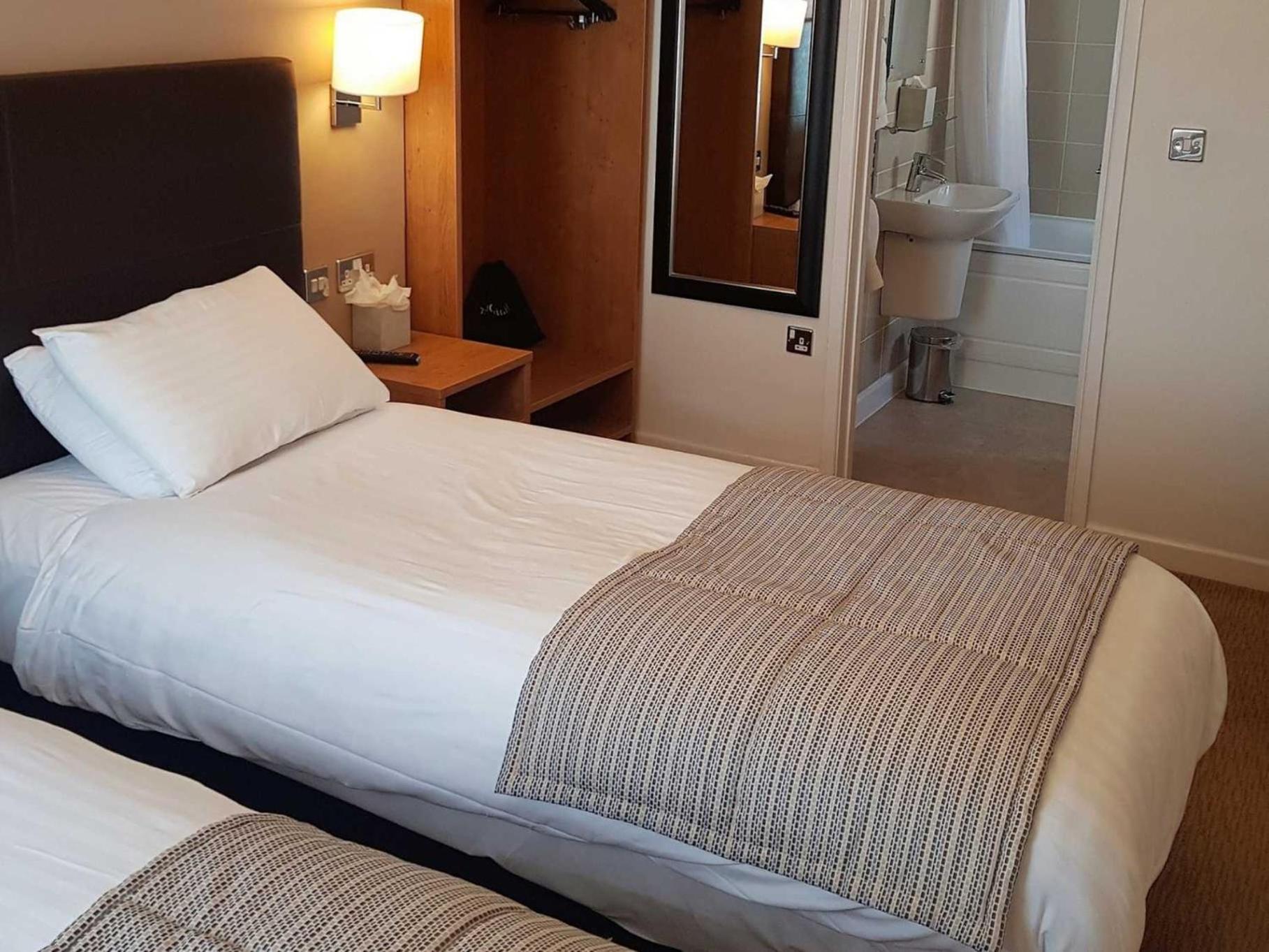 Standard Twin Room - Photo 4