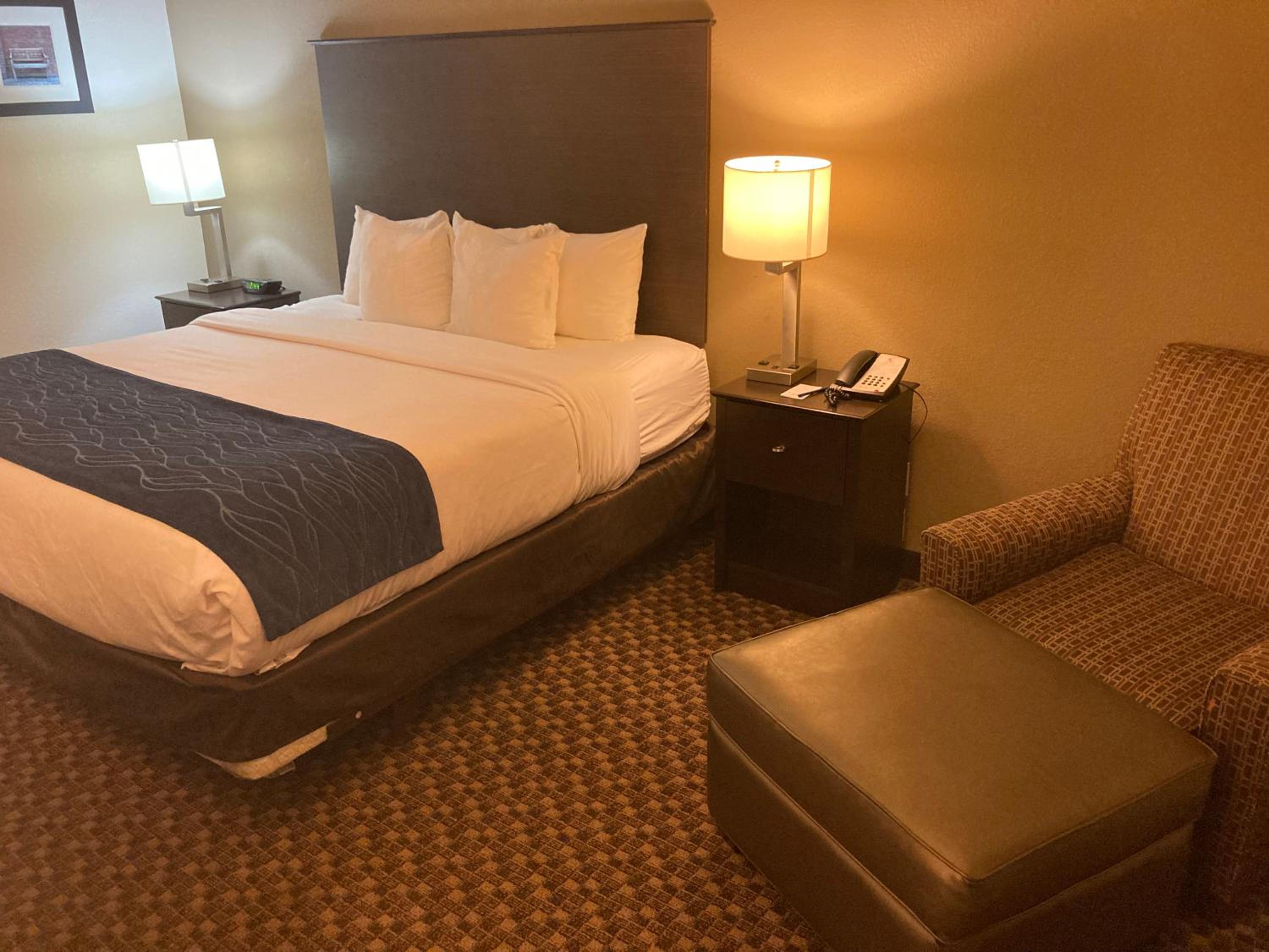 King Room with tub - Accessible/Non-Smoking