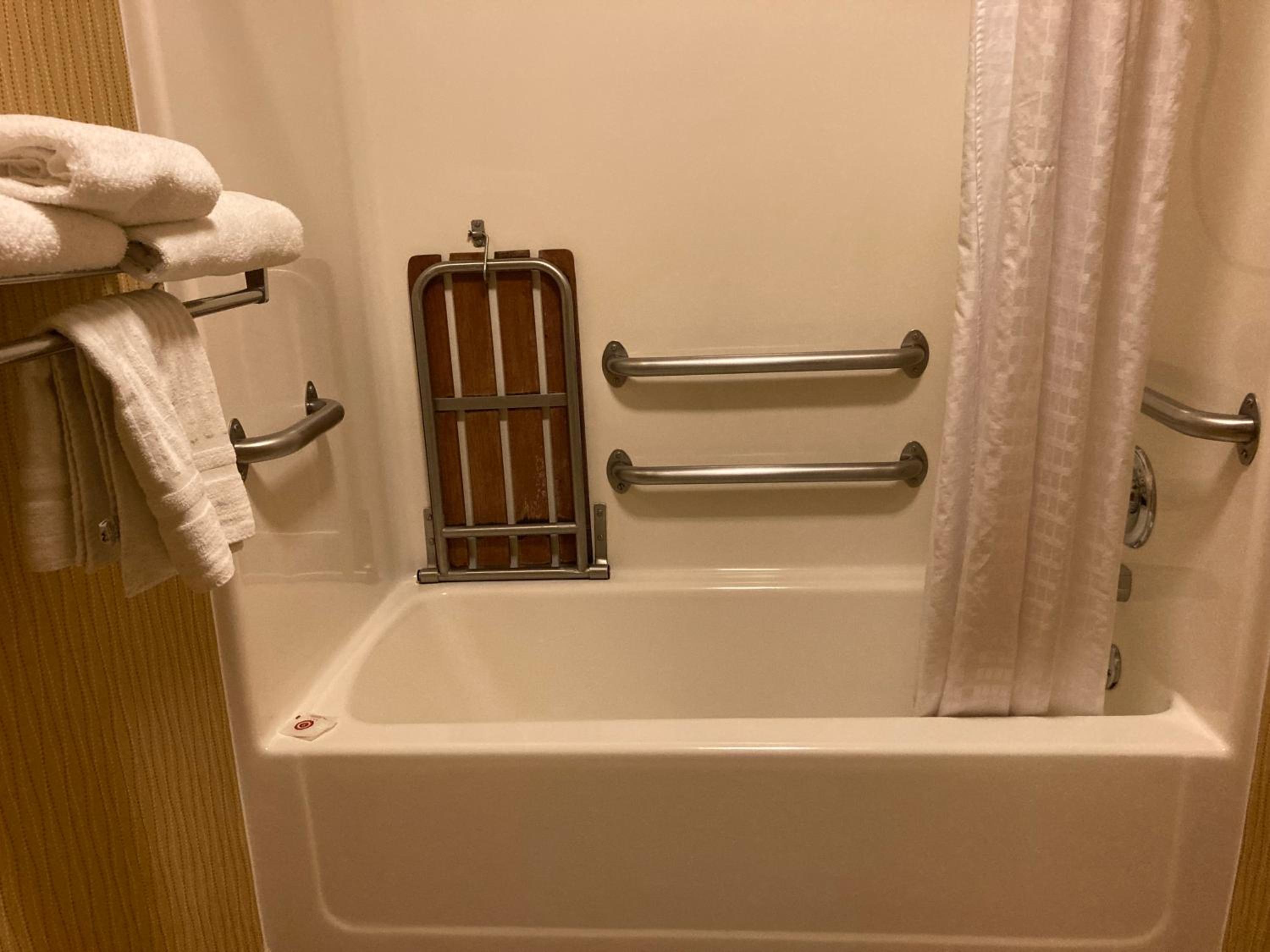 King Room with tub - Accessible/Non-Smoking photo 2