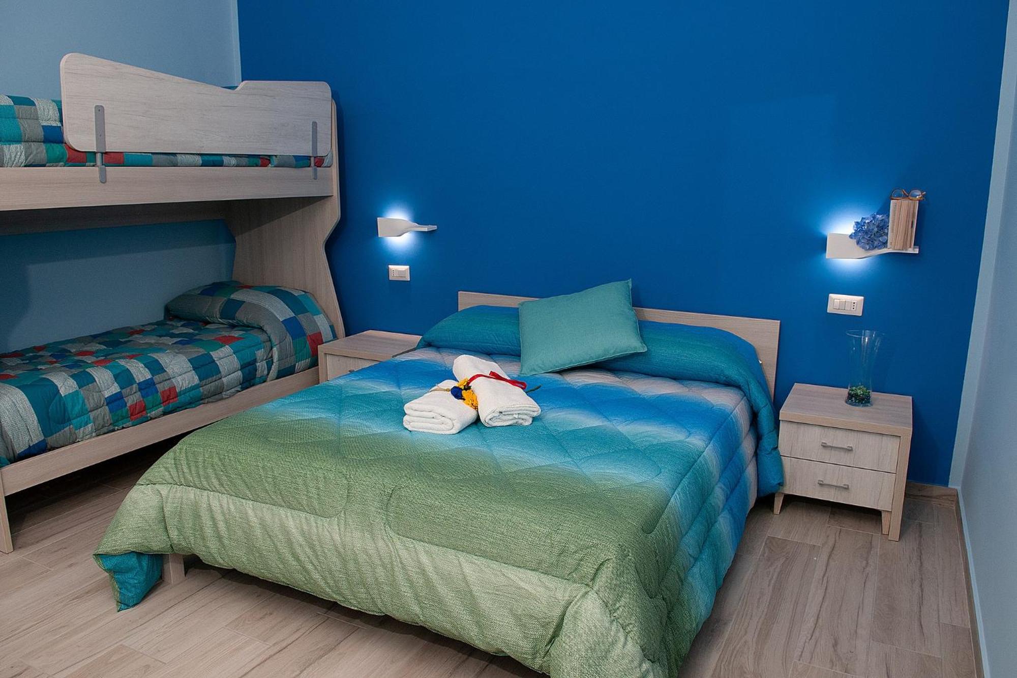 Quadruple Room with Private Bathroom - Photo 6