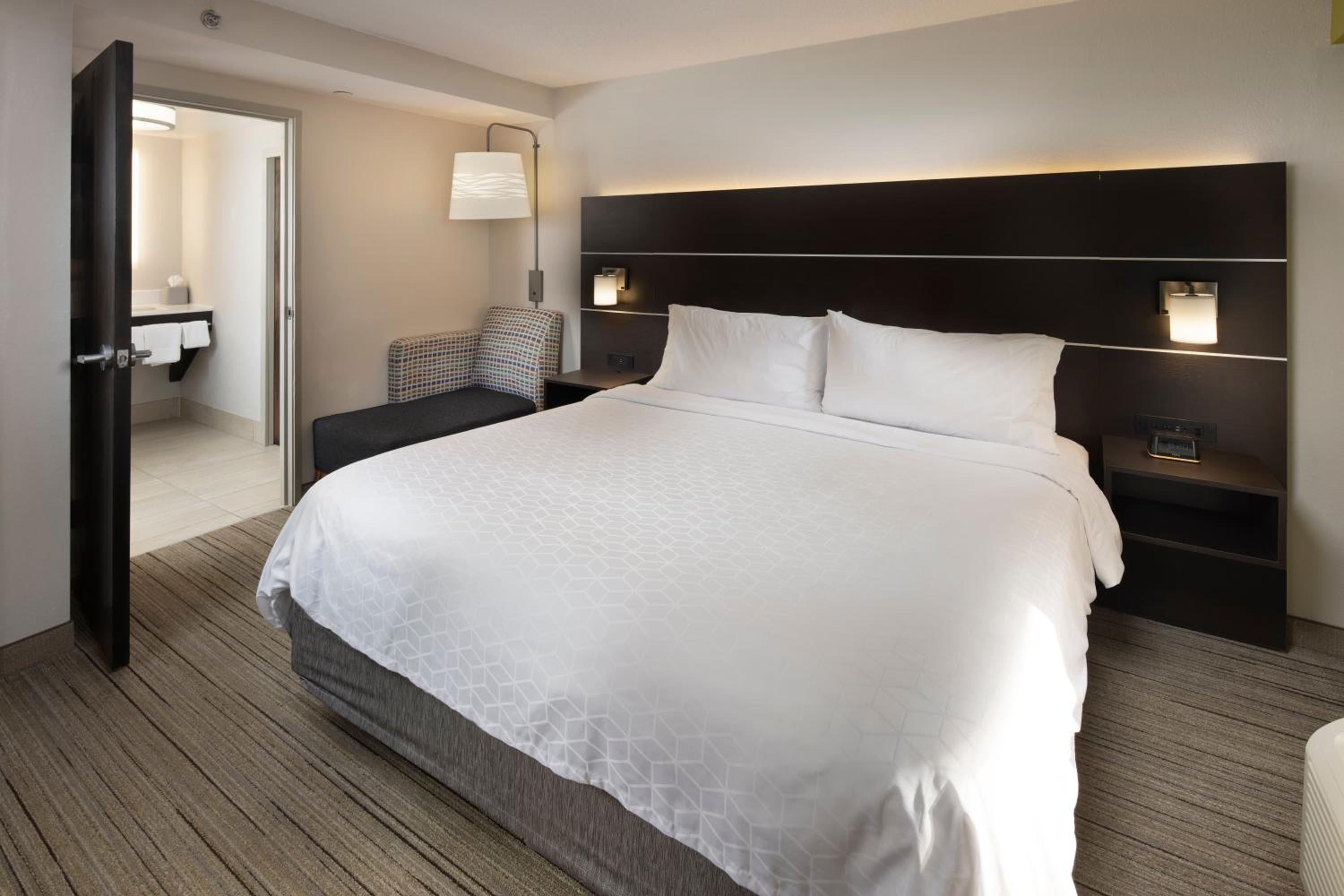 King Suite with Mountain View - Photo 3