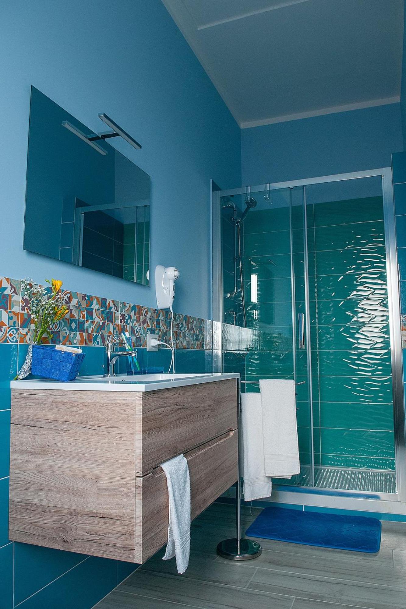 Quadruple Room with Private Bathroom - Photo 9