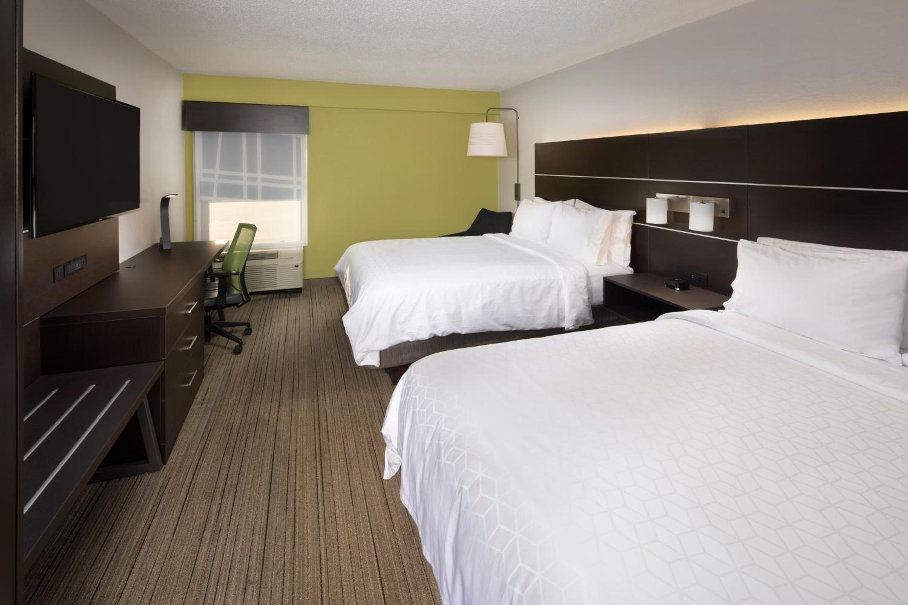 Standard Room with Two Queen Beds - Photo 2
