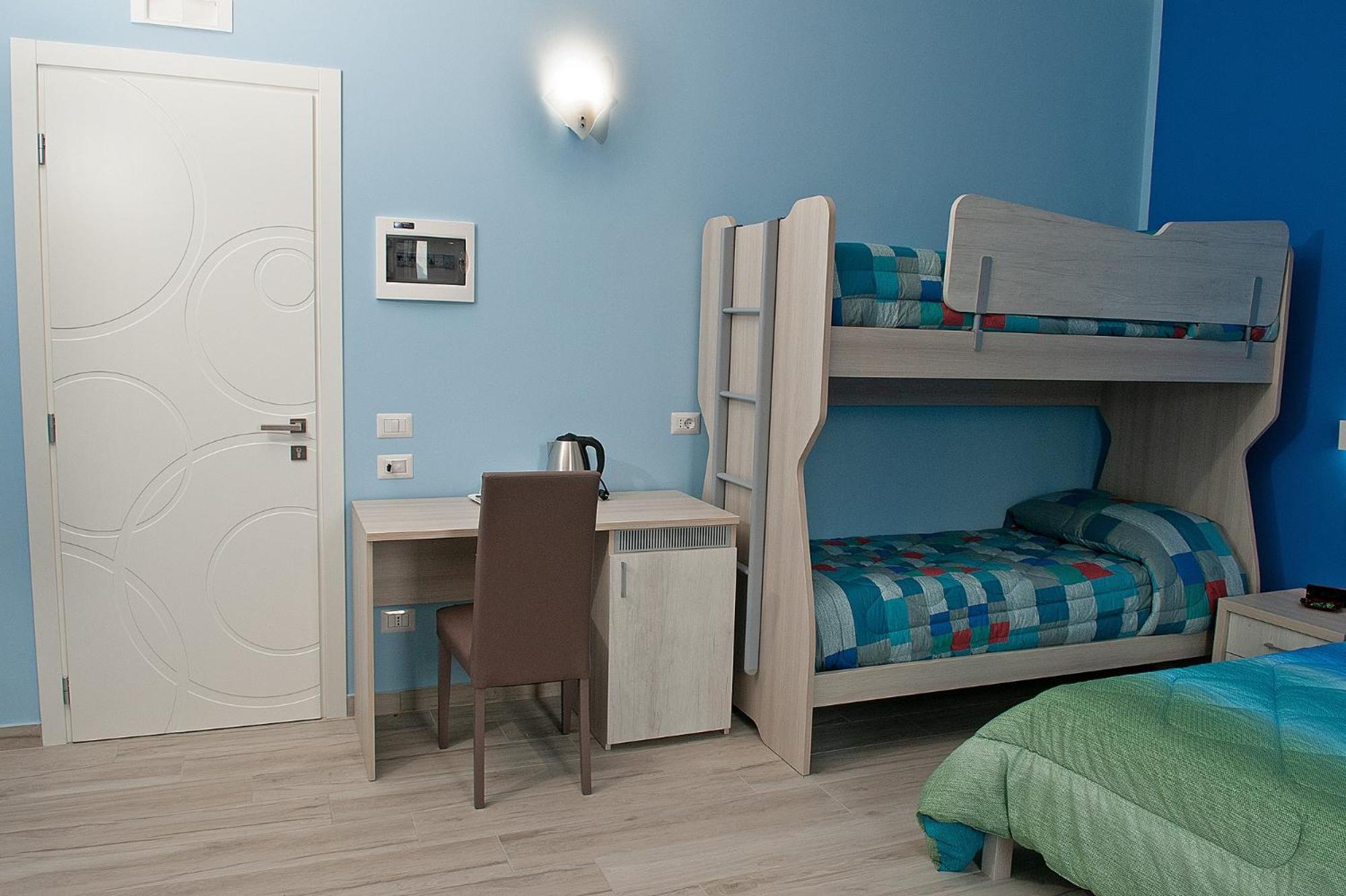 Quadruple Room with Private Bathroom - Photo 7