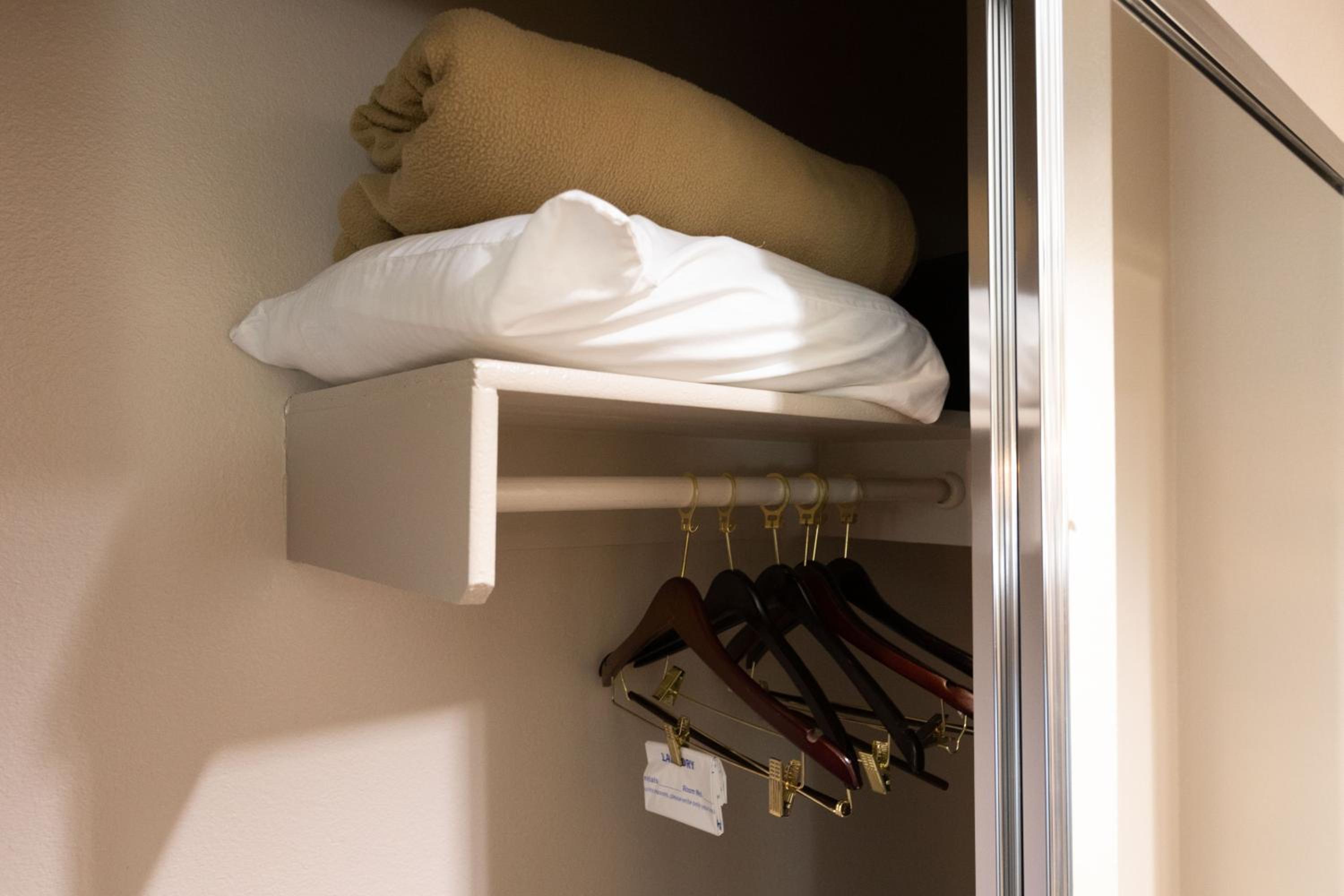 One King Bed Studio Suite - Non-Smoking - Photo 8