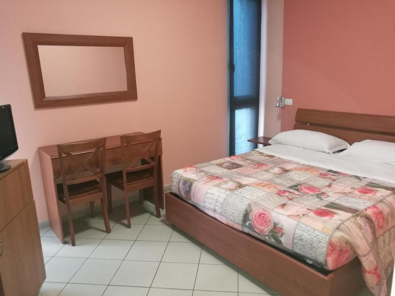 Double Room with Private Bathroom - Photo 1