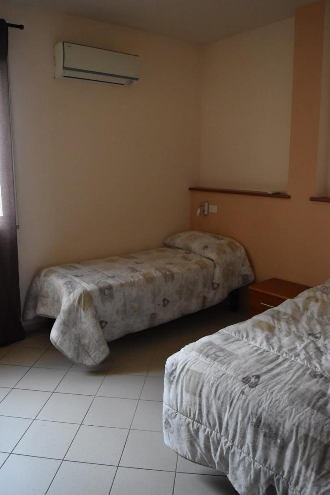Twin Room with Private Bathroom - Photo 5