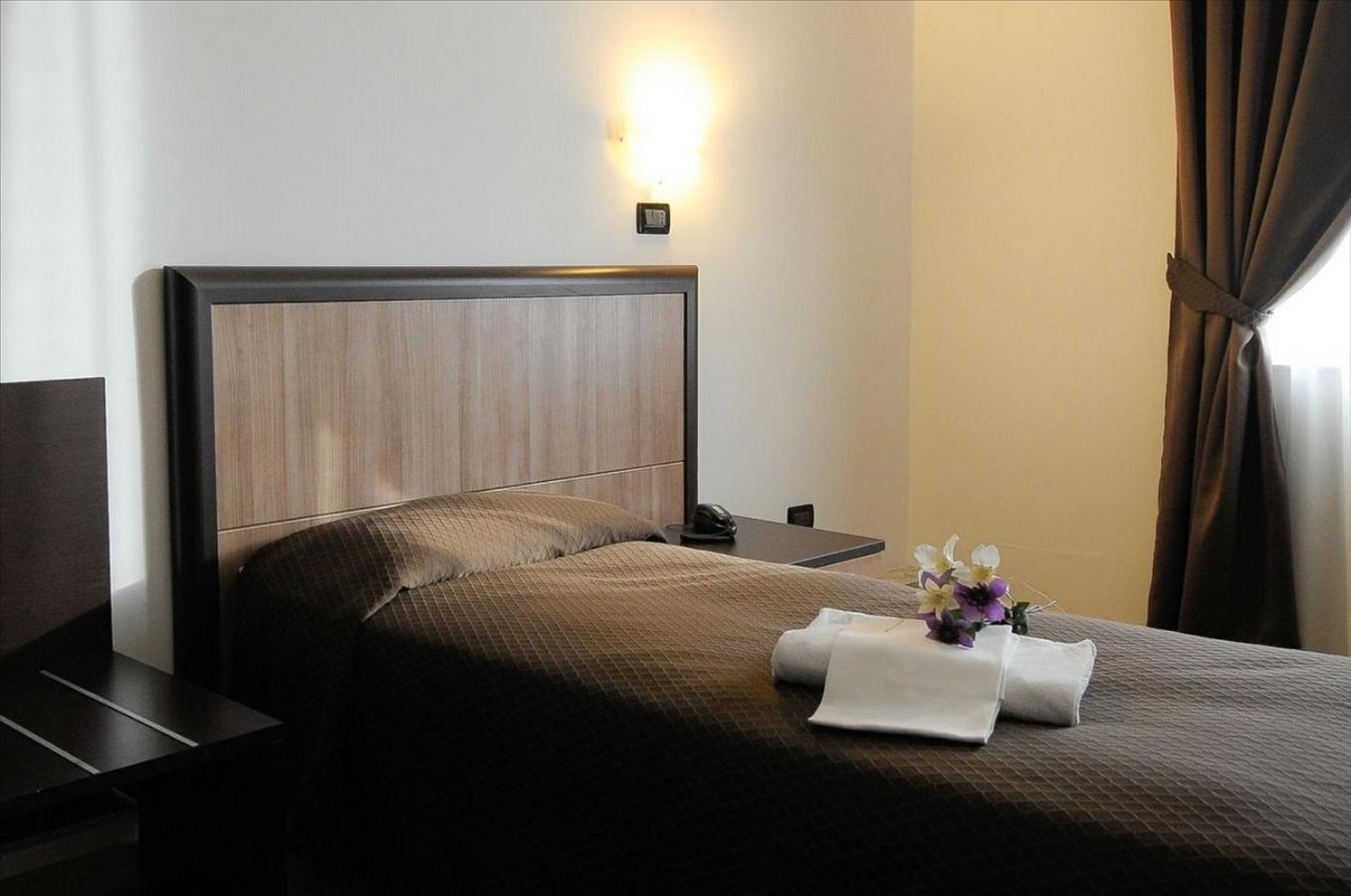 Single Room with French Bed photo 1