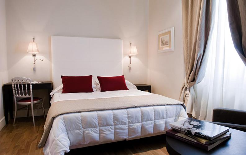 Classic Double or Twin Room - Photo 15