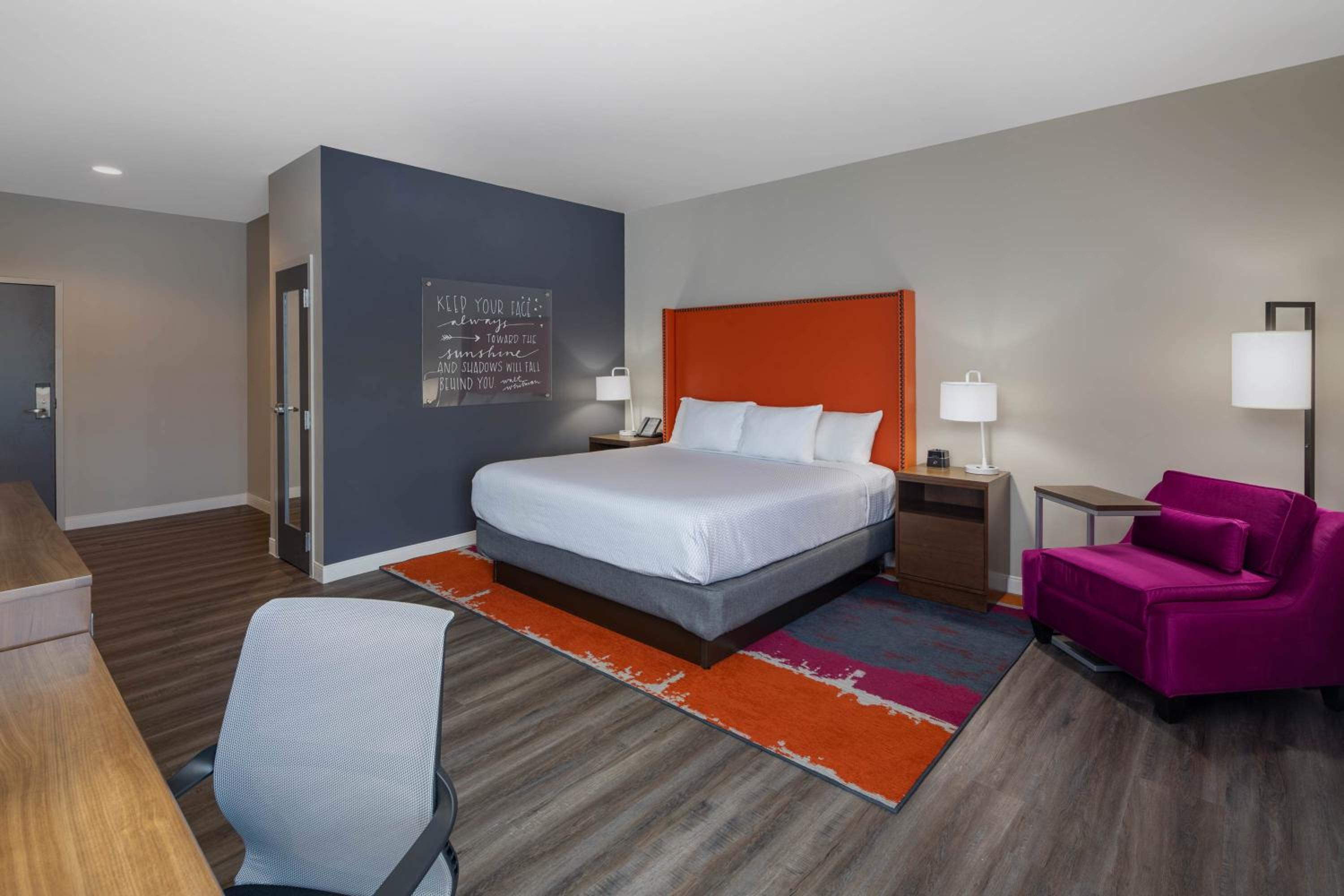 King Room with Bath Tub - Mobility Accessible/Non-Smoking - Photo 5