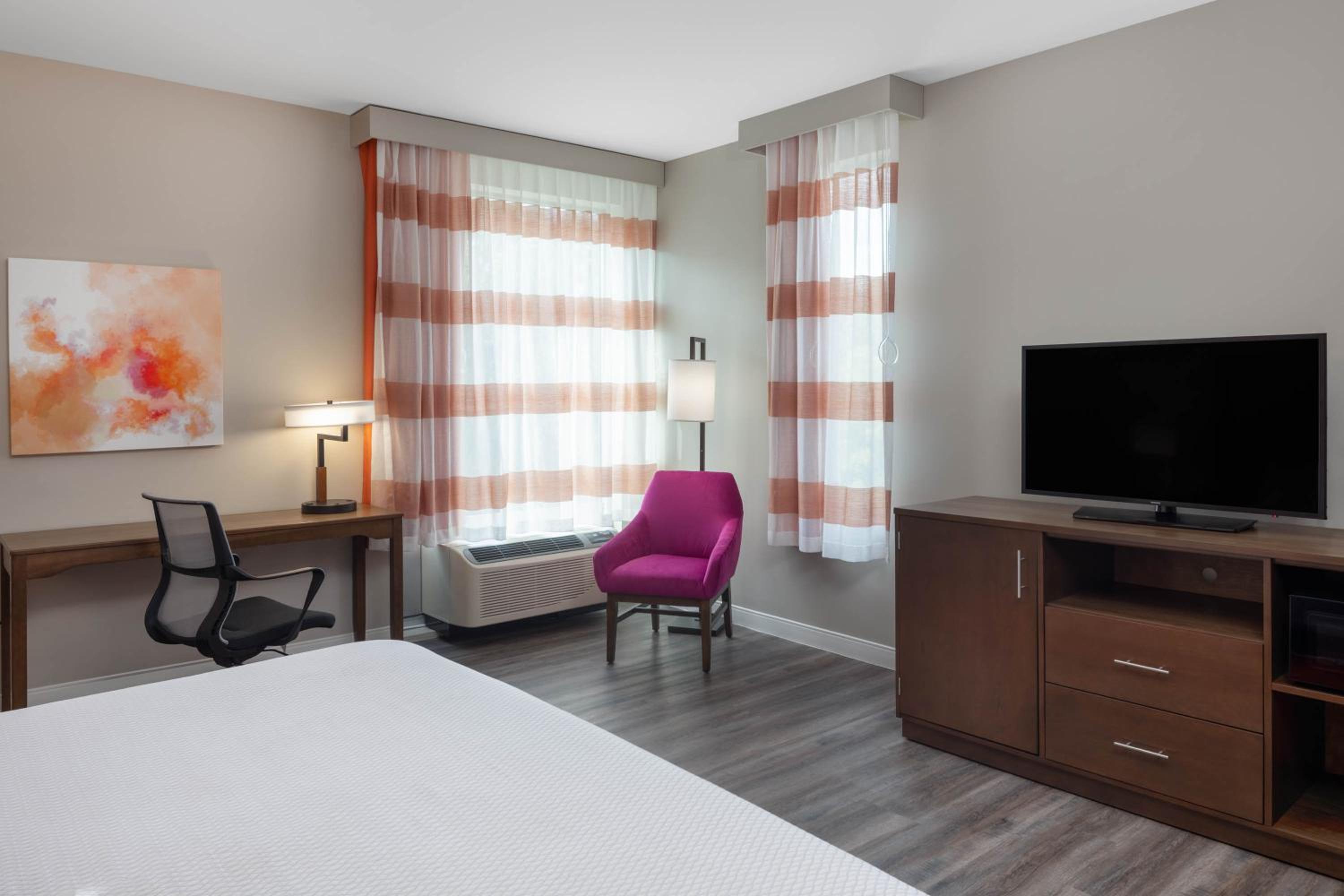 King Room with Roll-in Shower - Mobility Access/Non-Smoking - Photo 2