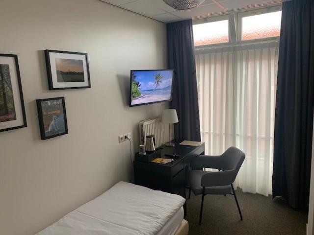 Single Room with Private Bathroom photo 1