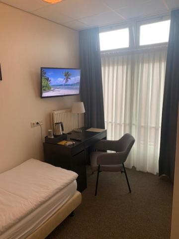 Single Room with Private Bathroom photo 3