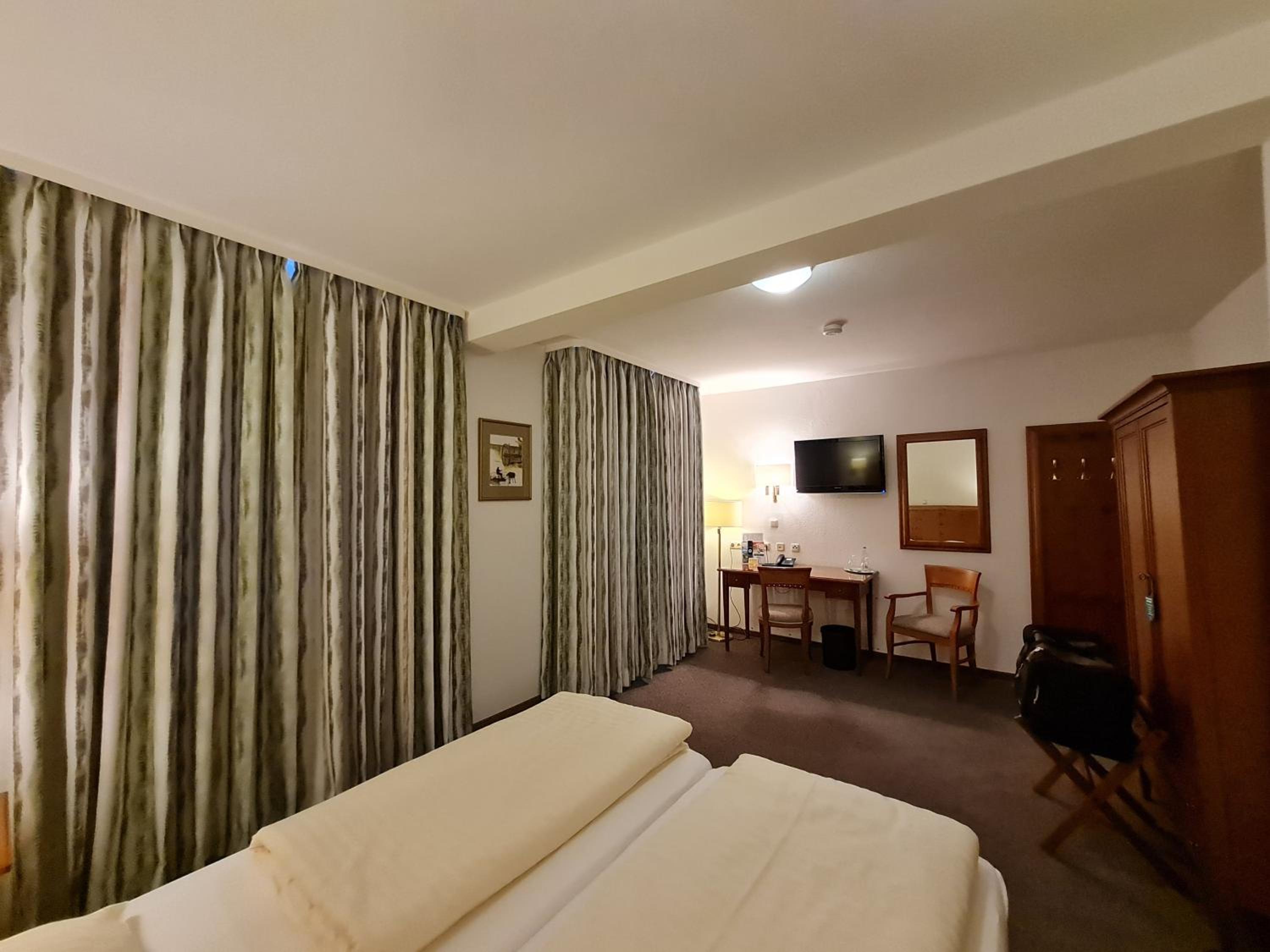 Large Double or Twin Room - Photo 10
