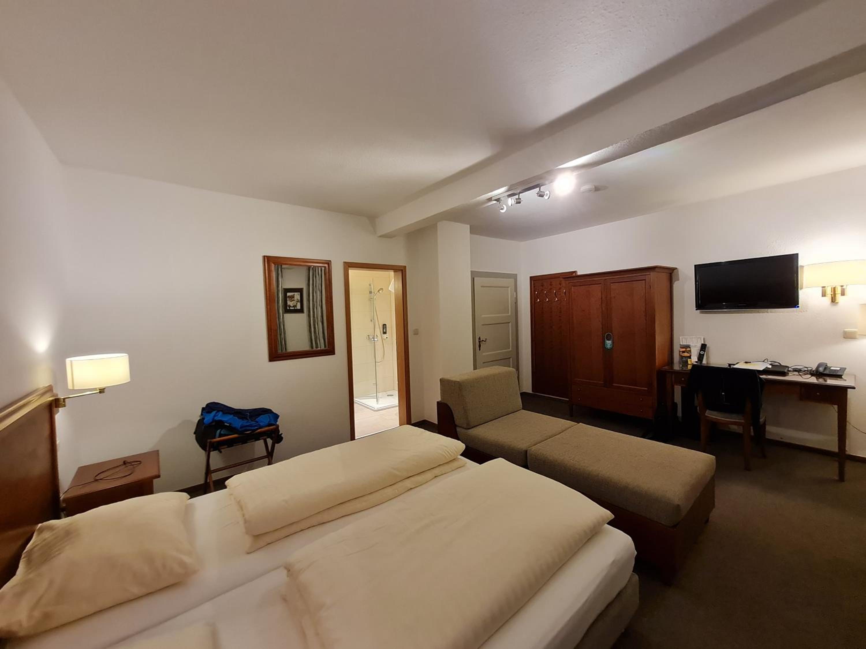 Large Double or Twin Room - Photo 1