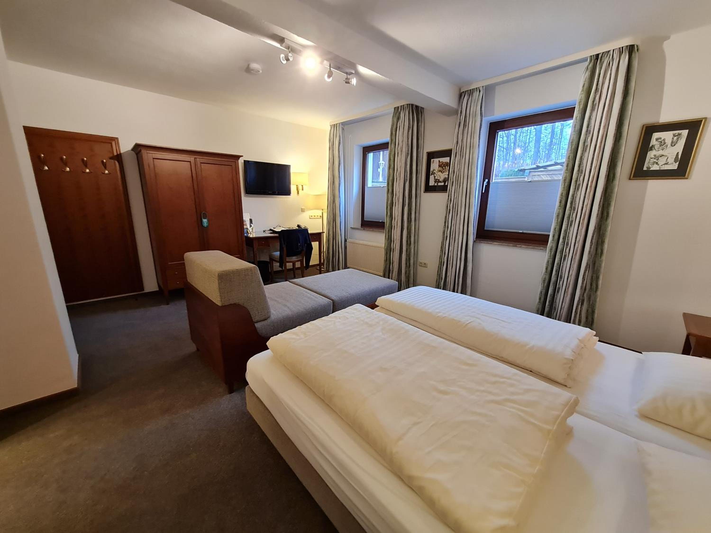 Large Double or Twin Room - Photo 3