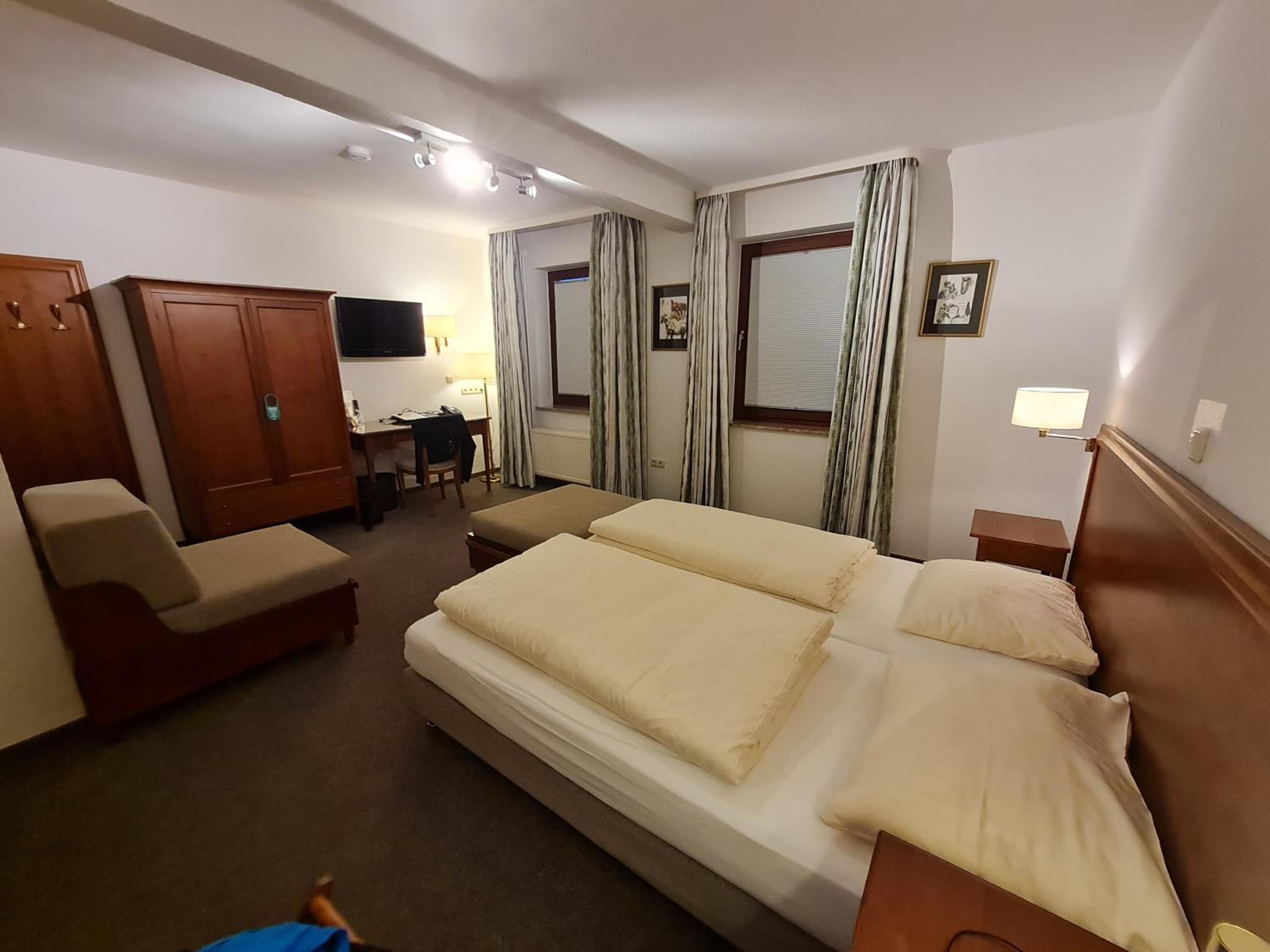 Large Double or Twin Room - Photo 6