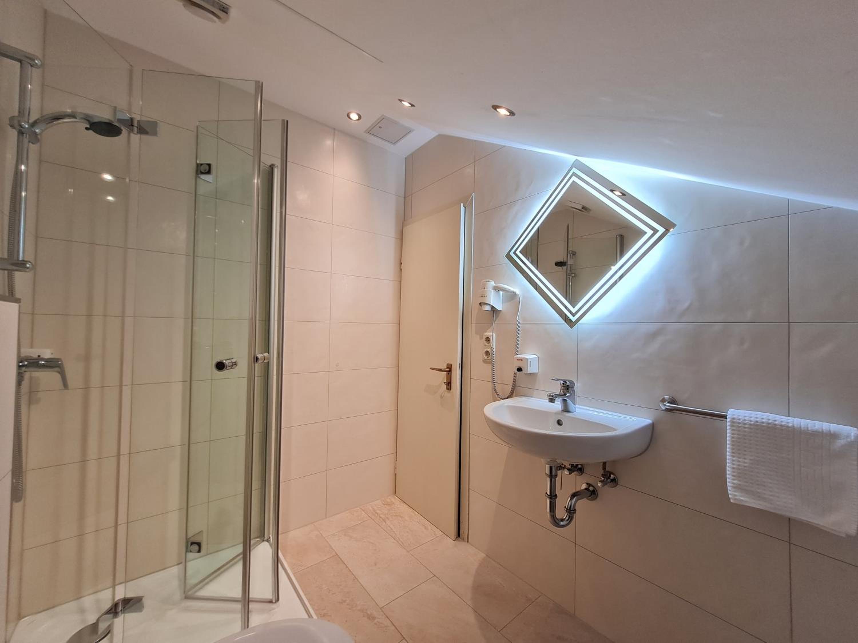 Double or Twin Room - Photo 9
