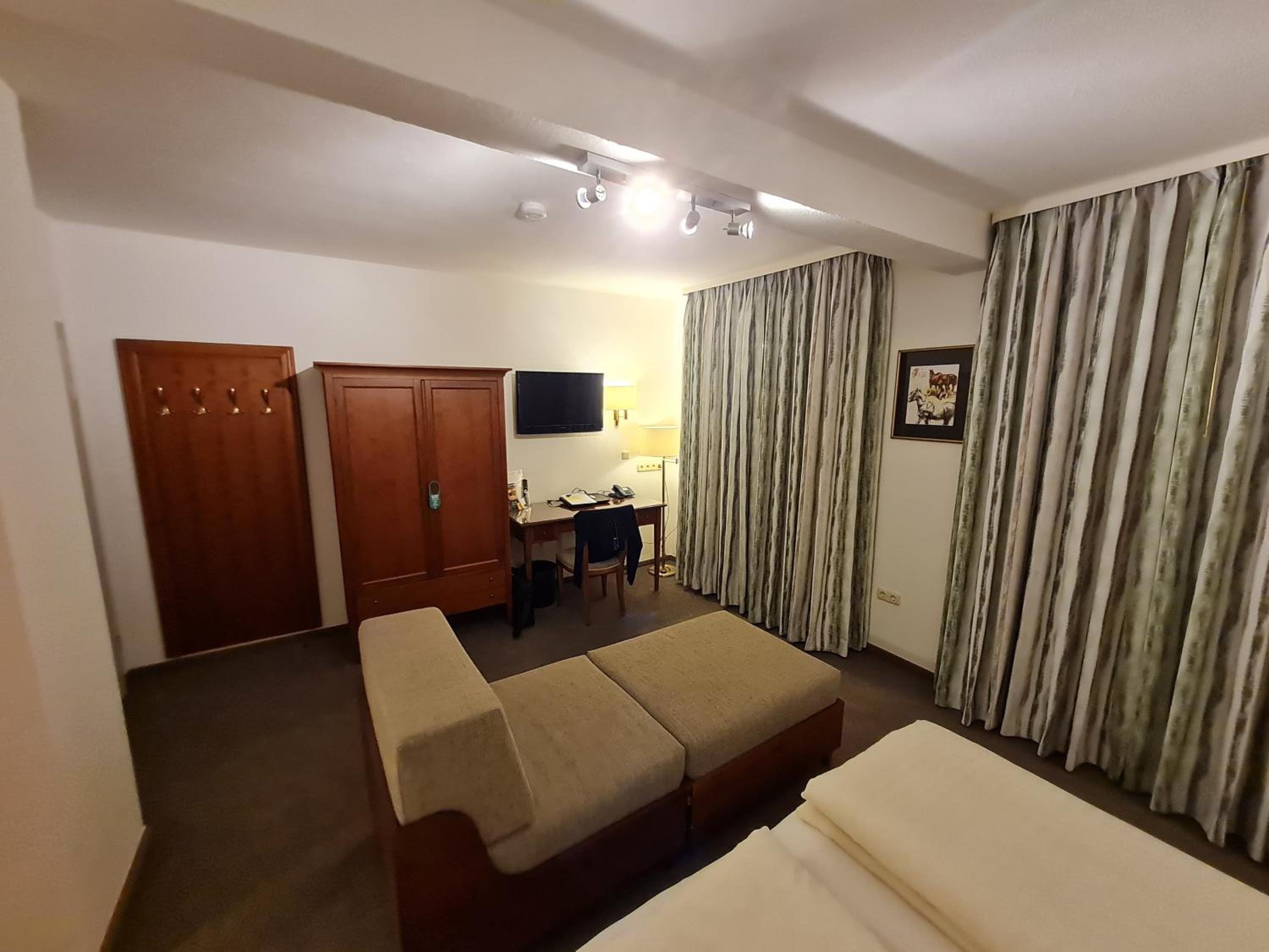 Large Double or Twin Room - Photo 7