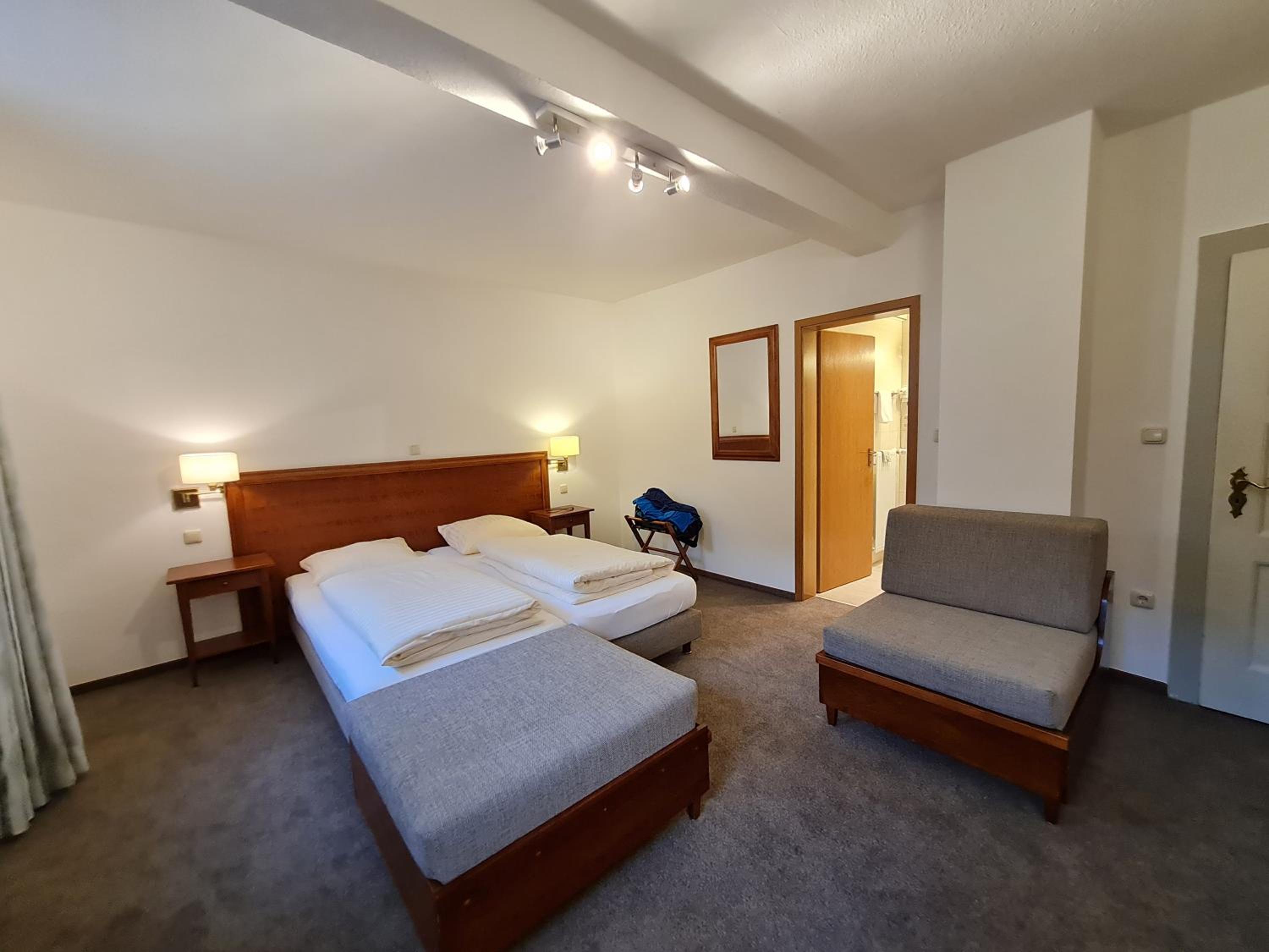 Large Double or Twin Room - Photo 2