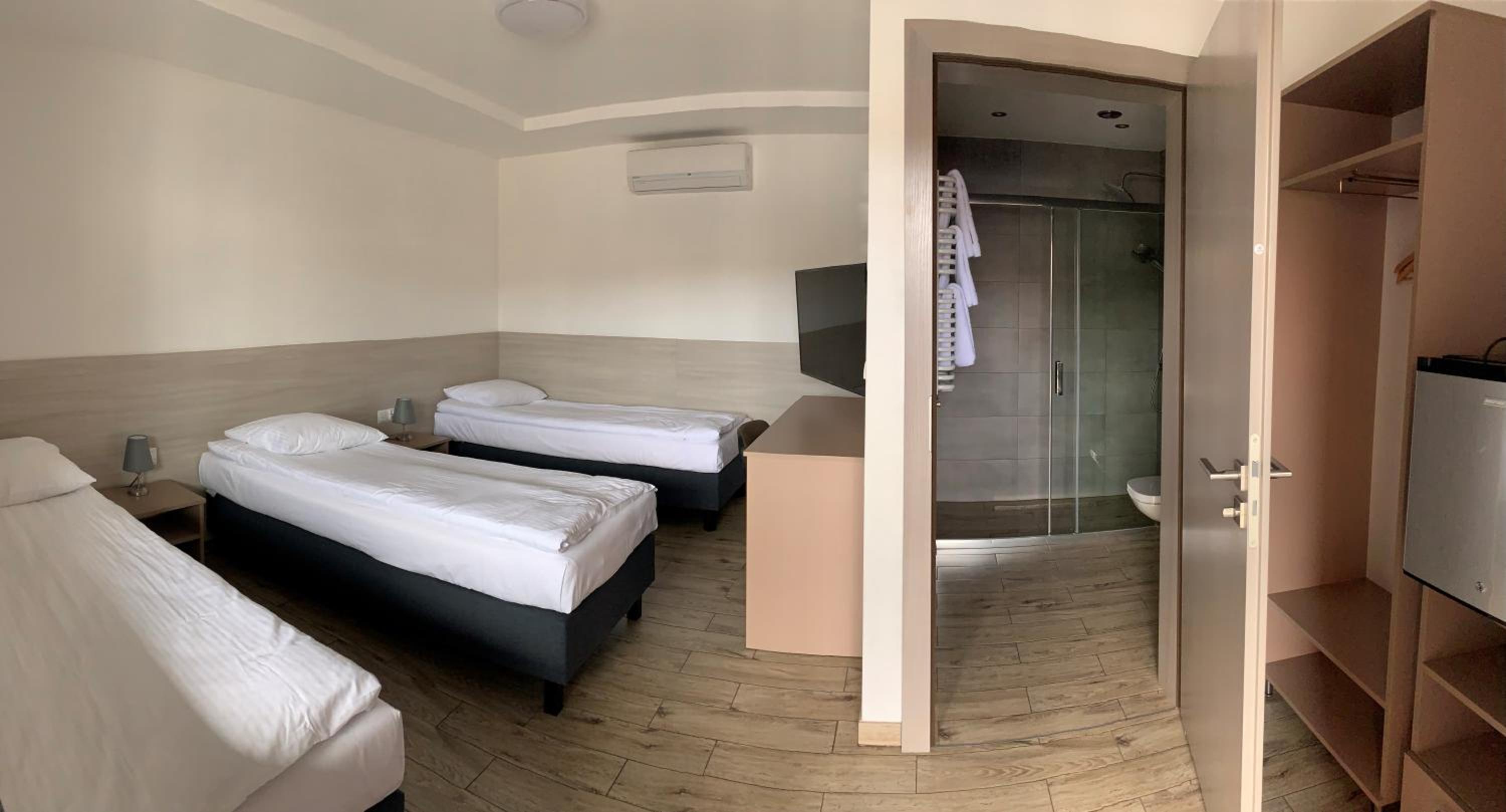 Triple Room with Private Bathroom photo 3