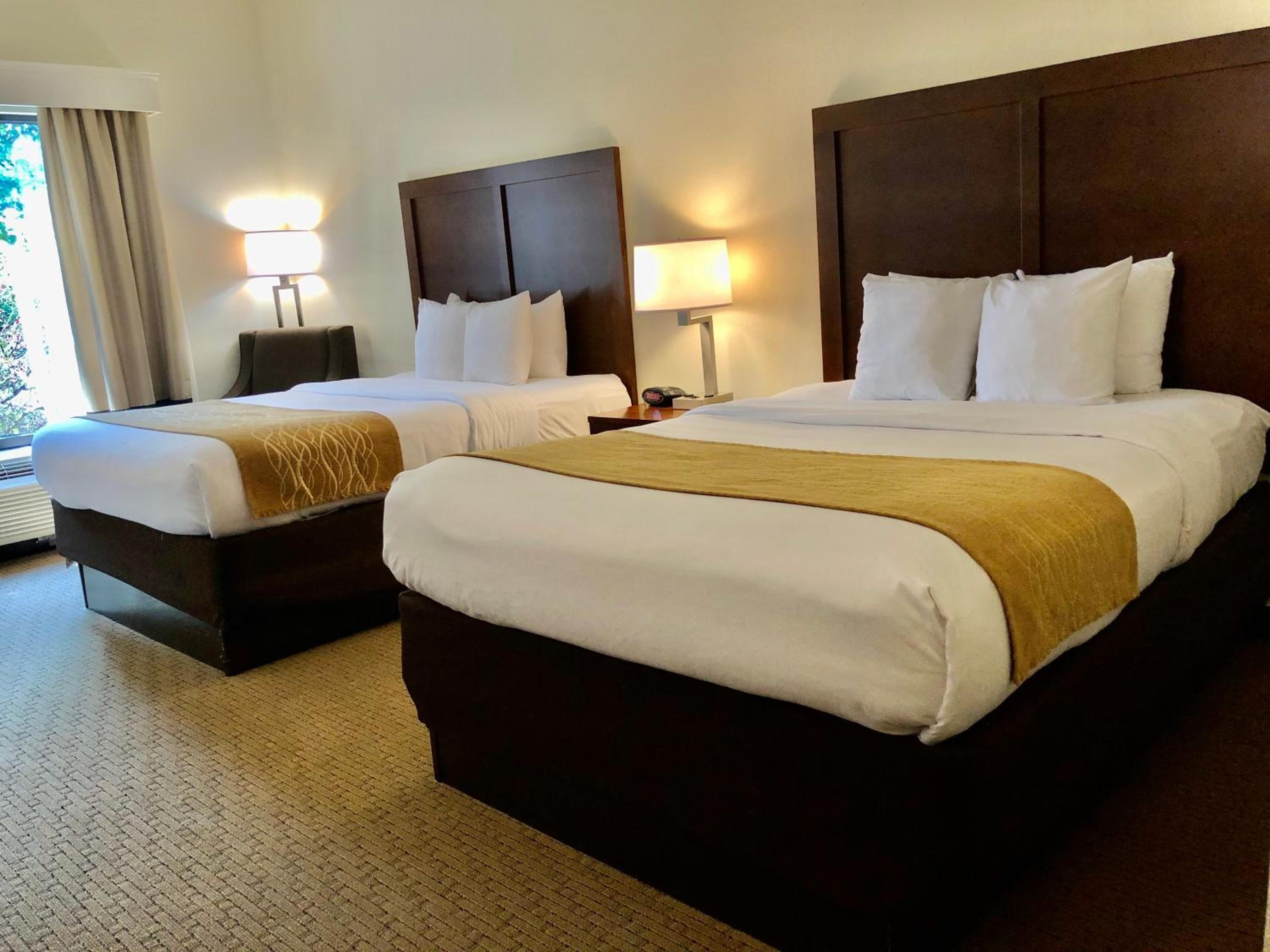 Queen Room with Two Queen Beds - Non-Smoking photo 2