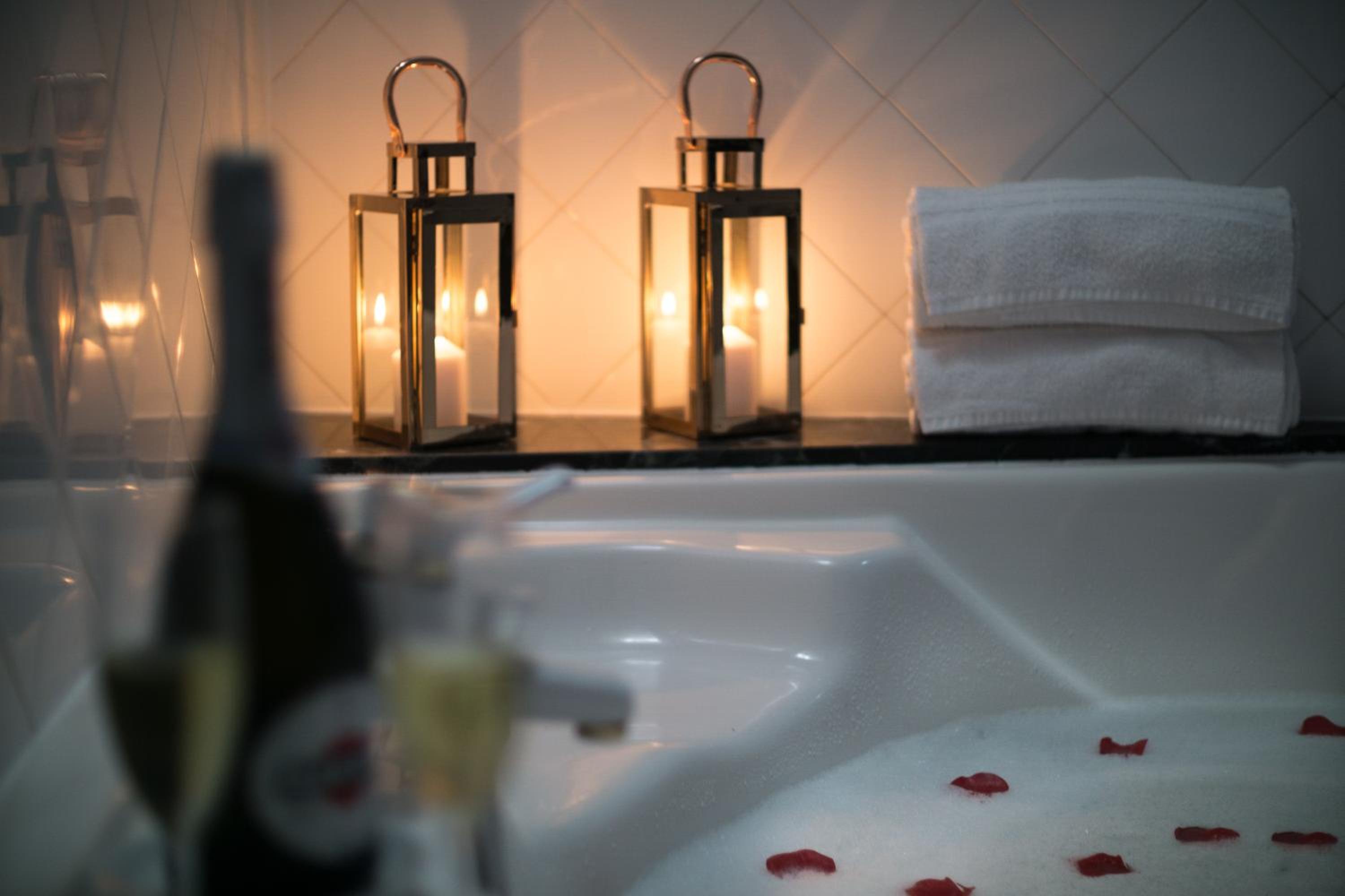Deluxe Suite with Spa Bath - Photo 3
