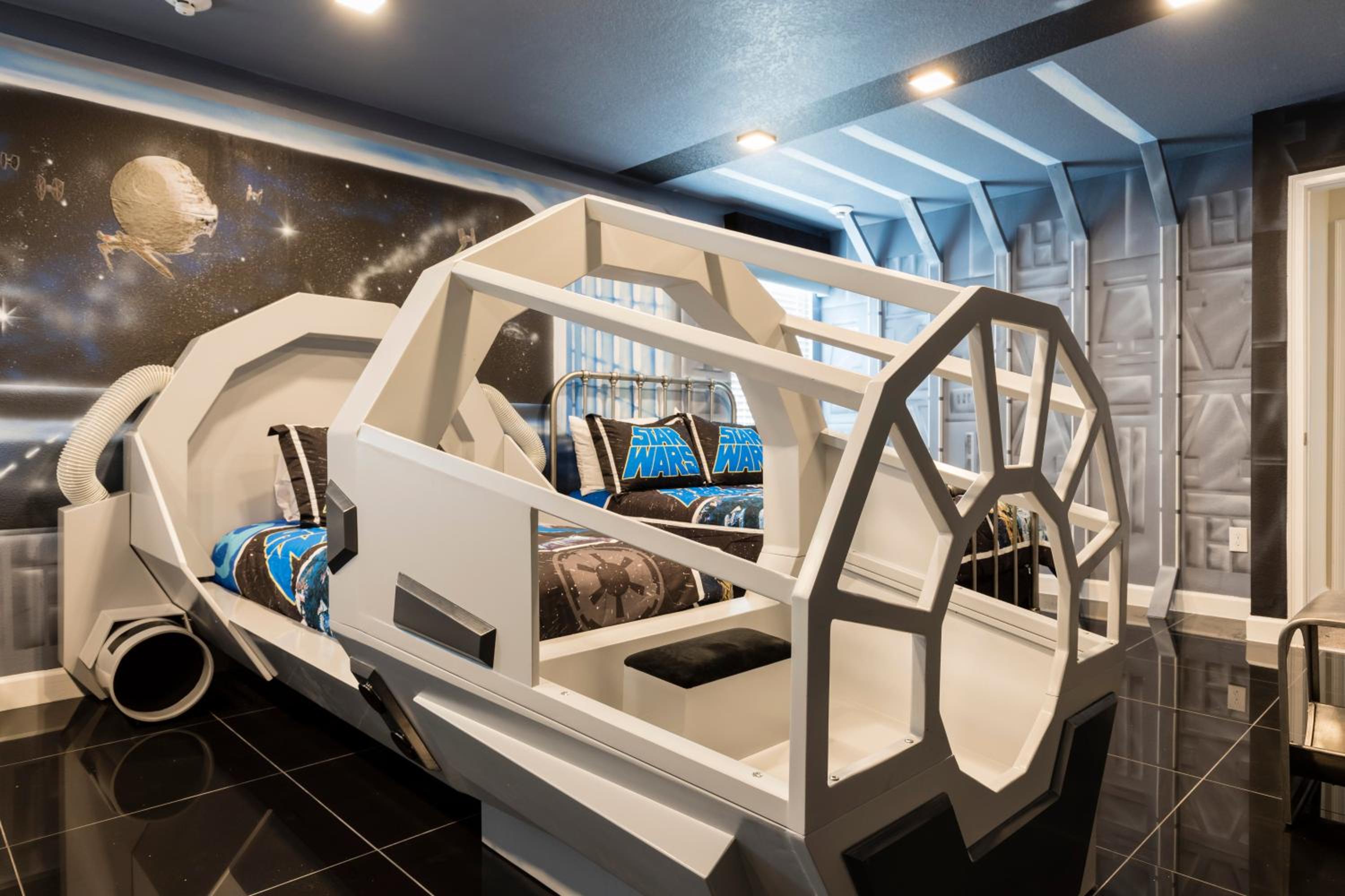 Seven-Bedroom House photo 1