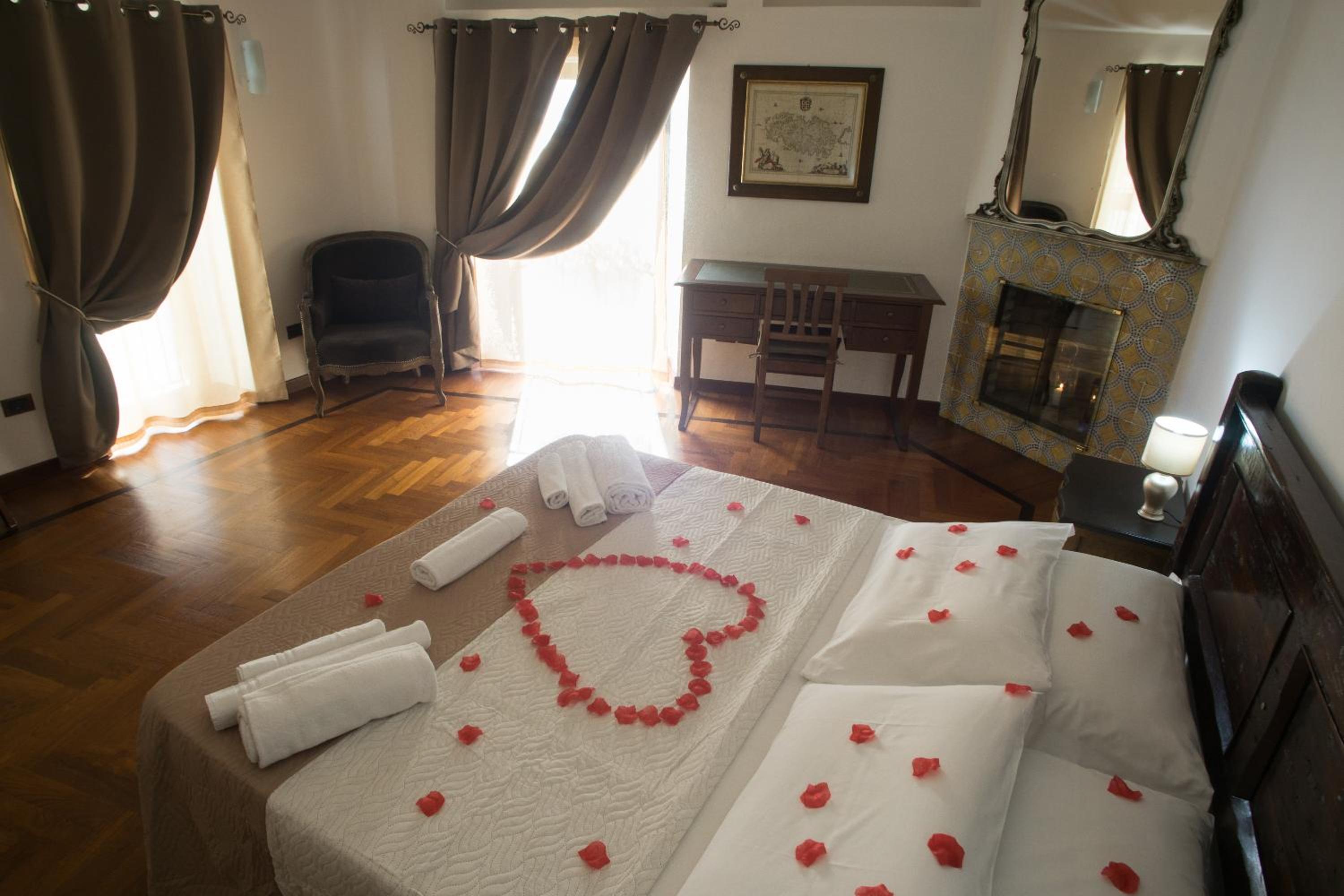 Deluxe Suite with Spa Bath - Photo 9