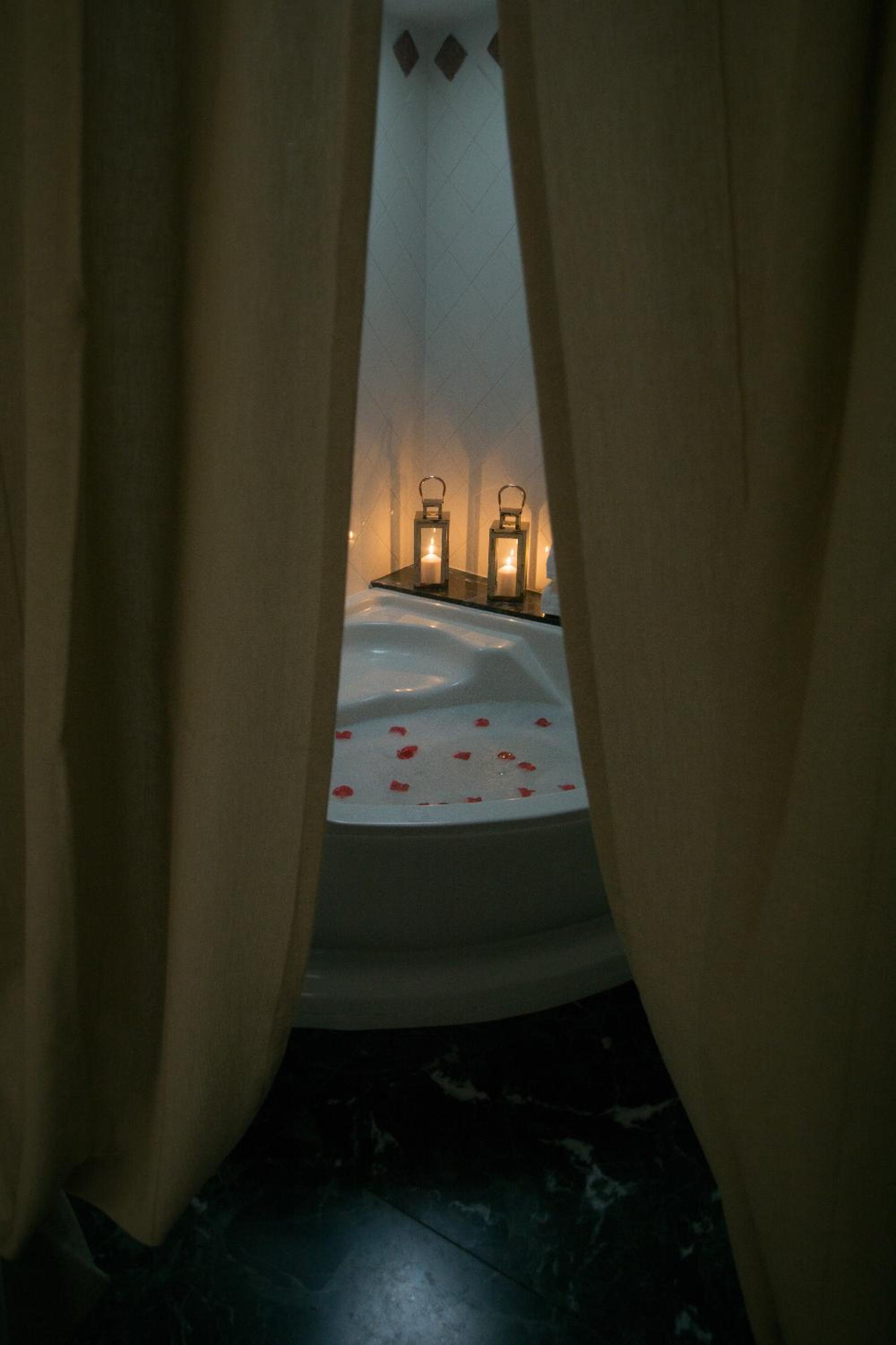 Deluxe Suite with Spa Bath - Photo 19