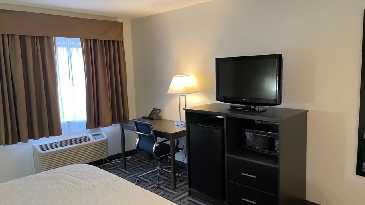 Queen Room with Two Queen Beds - Non-Smoking - Photo 2