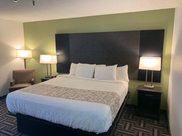 Deluxe King Room - Photo 3