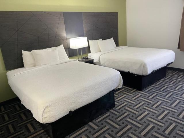 Queen Room with Two Queen Beds - Non-Smoking - Photo 5