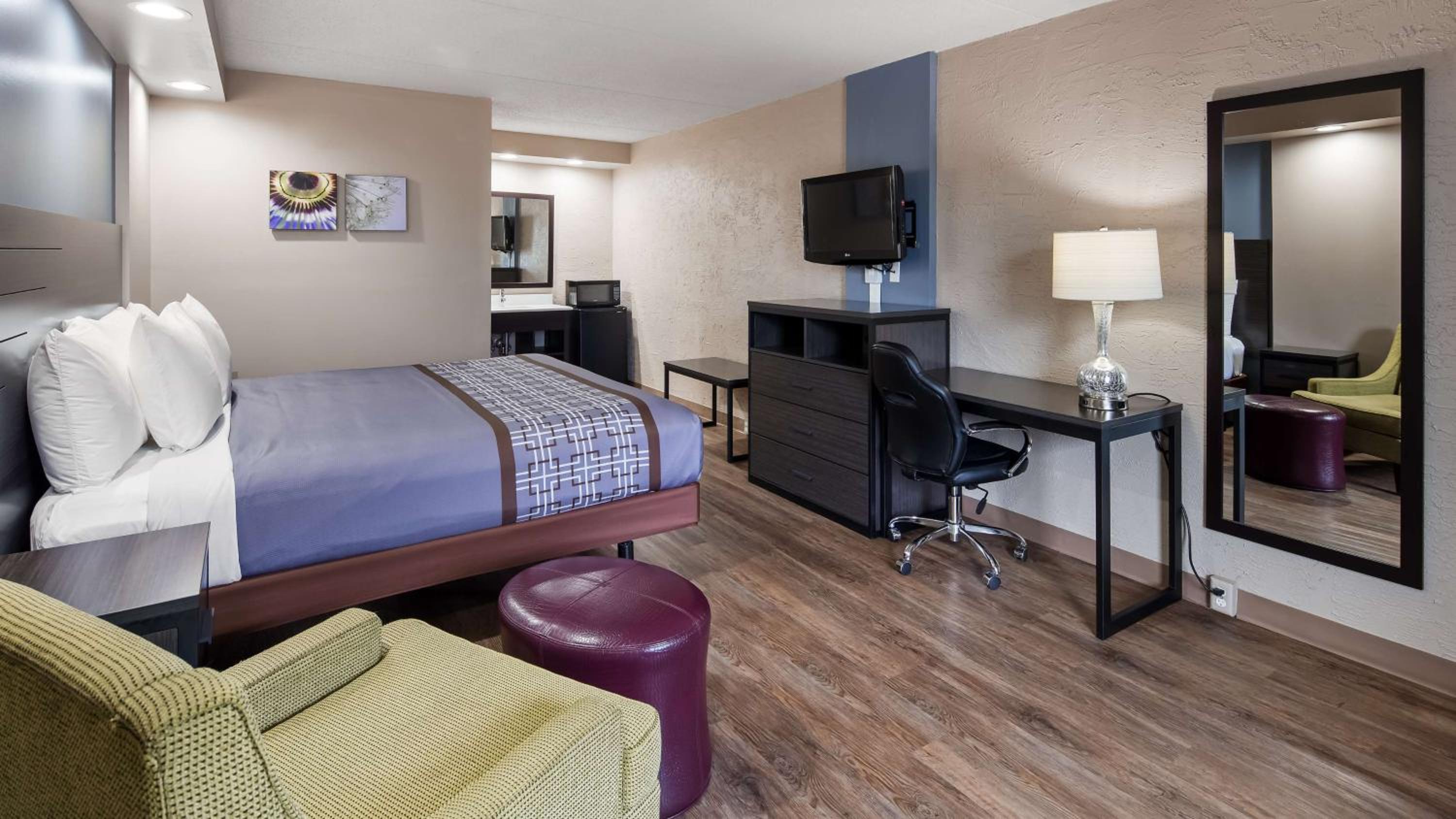 King Room - Non-Smoking - Photo 2