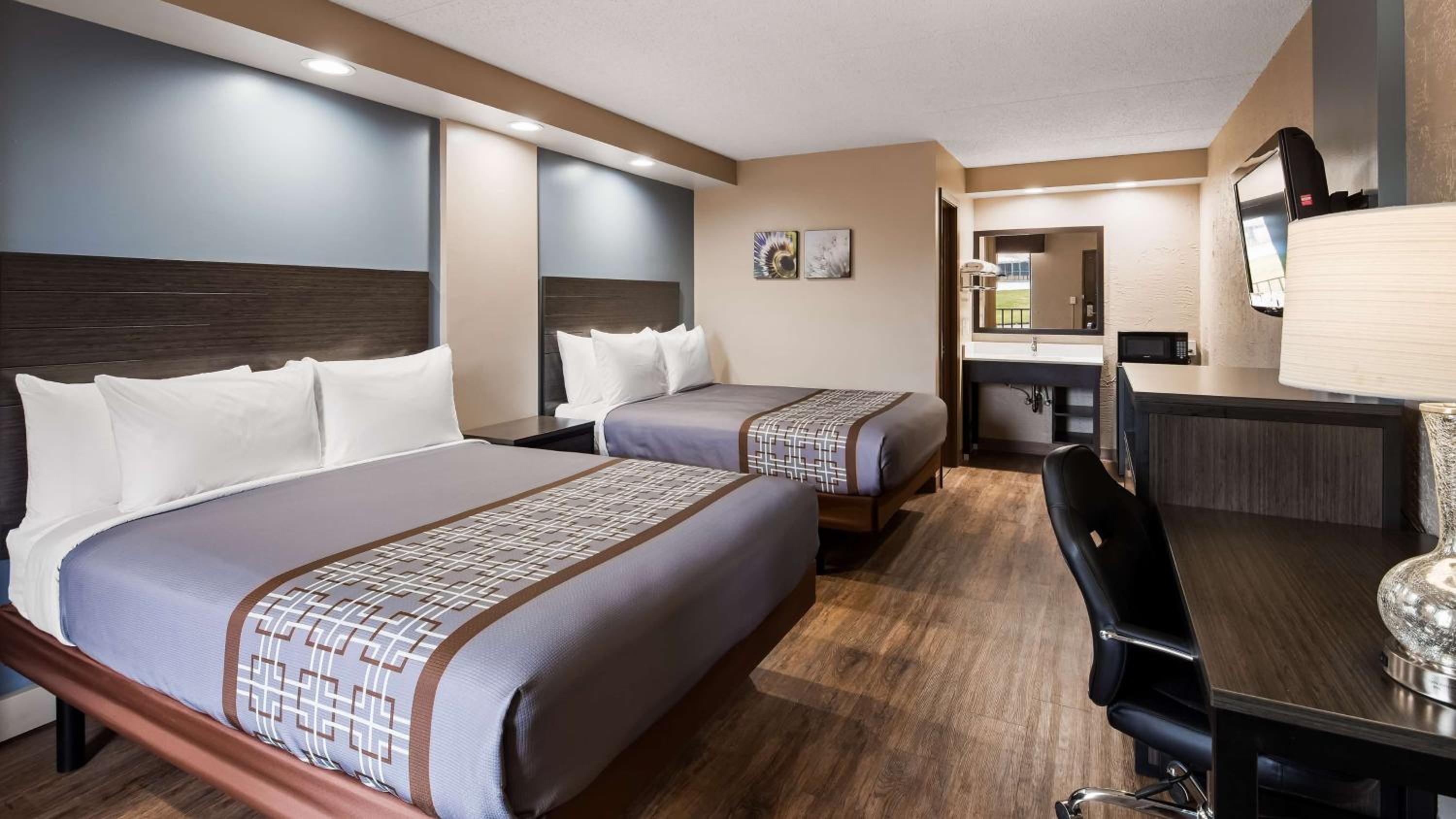 Queen Room with Two Queen Beds - Non-Smoking - Photo 6