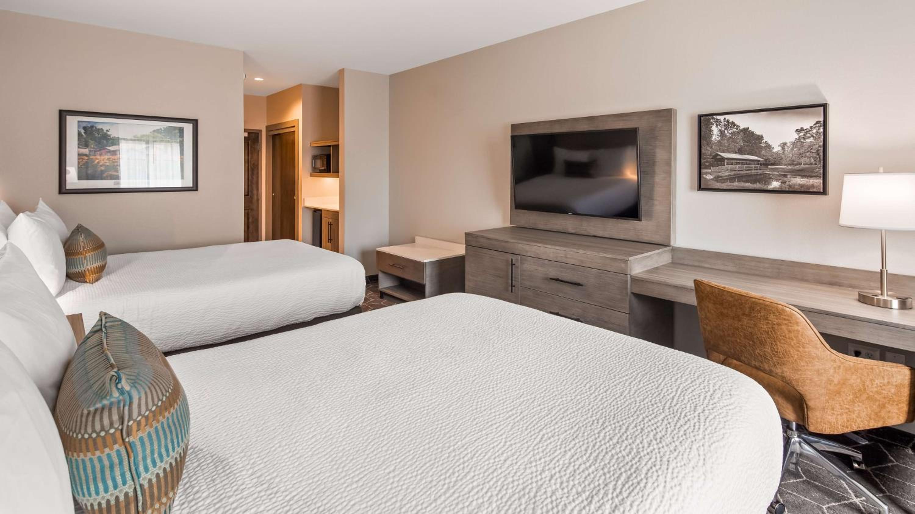 Queen Room with Two Queen Beds - Non-Smoking - Photo 4