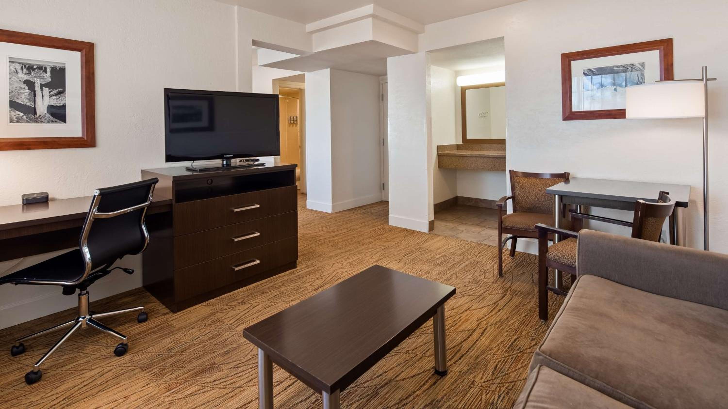 King Suite - Non-Smoking - Photo 13