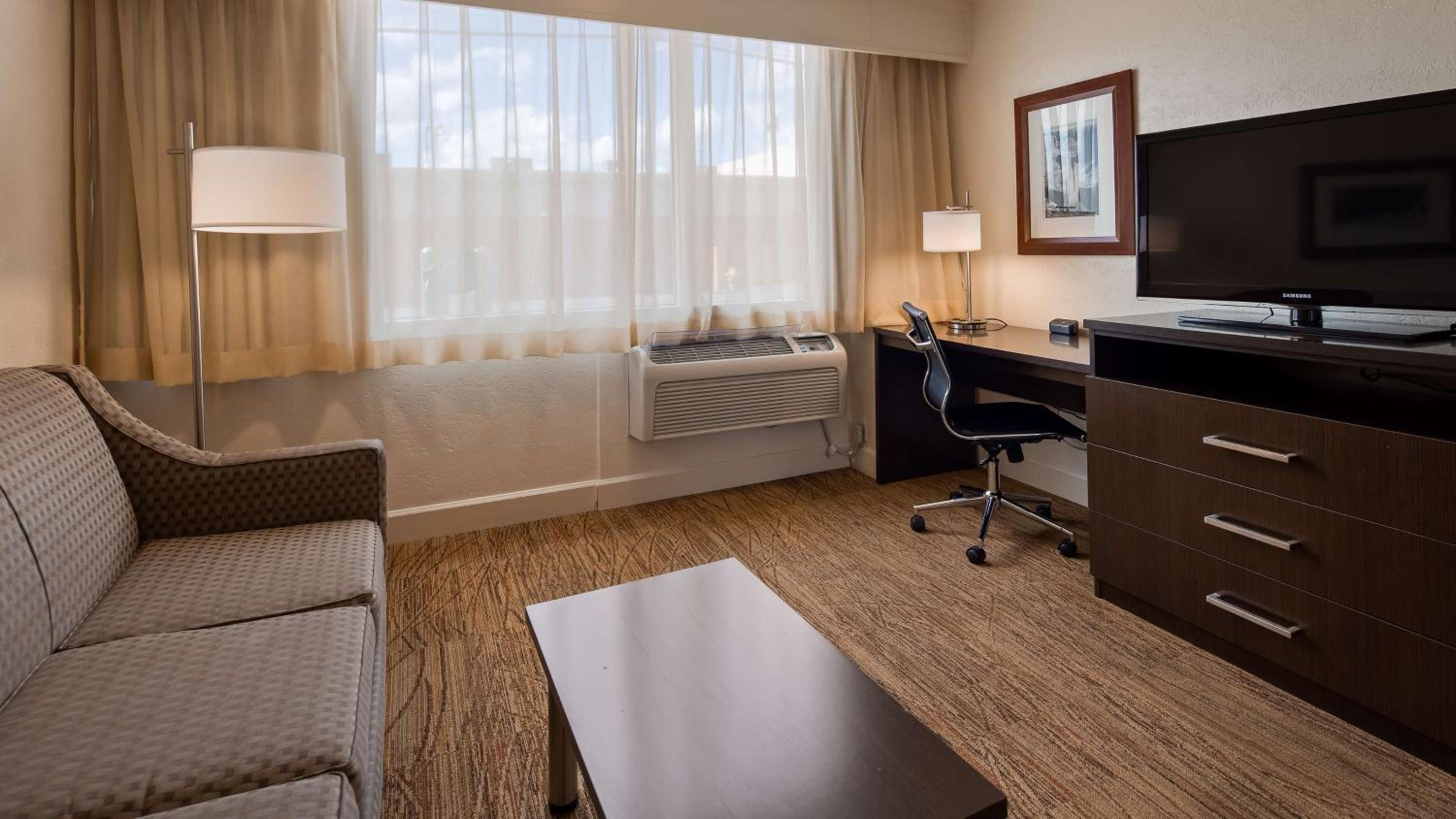 King Suite - Non-Smoking - Photo 9