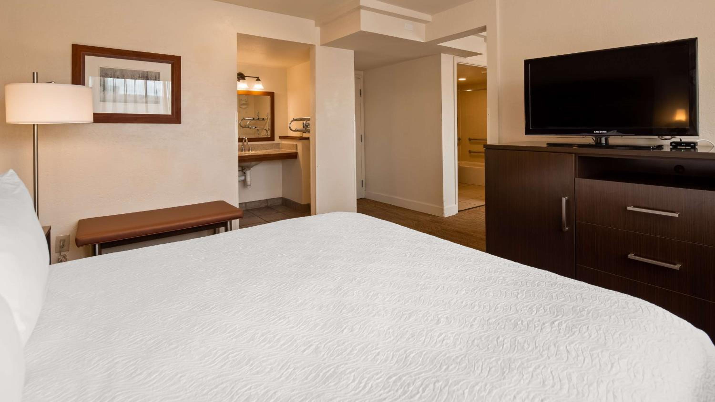 King Suite - Non-Smoking - Photo 10