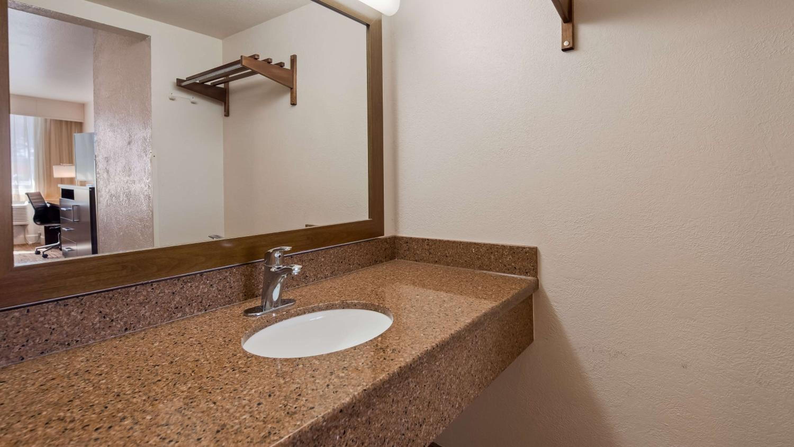 Queen Room - Non-Smoking - Photo 2