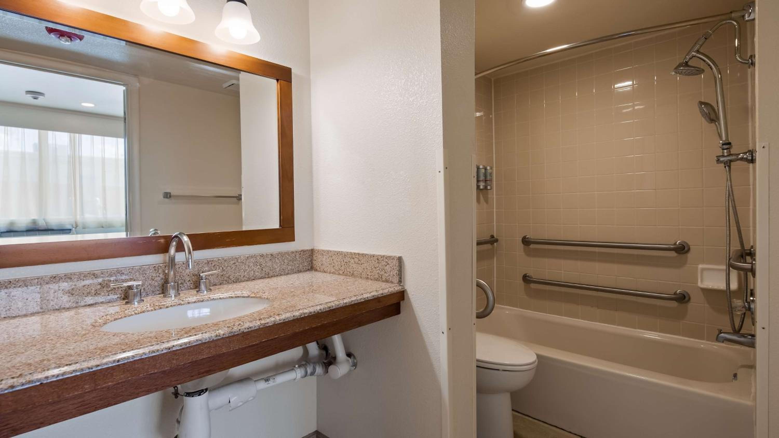 King Suite - Disability Access/Non-Smoking - Photo 12
