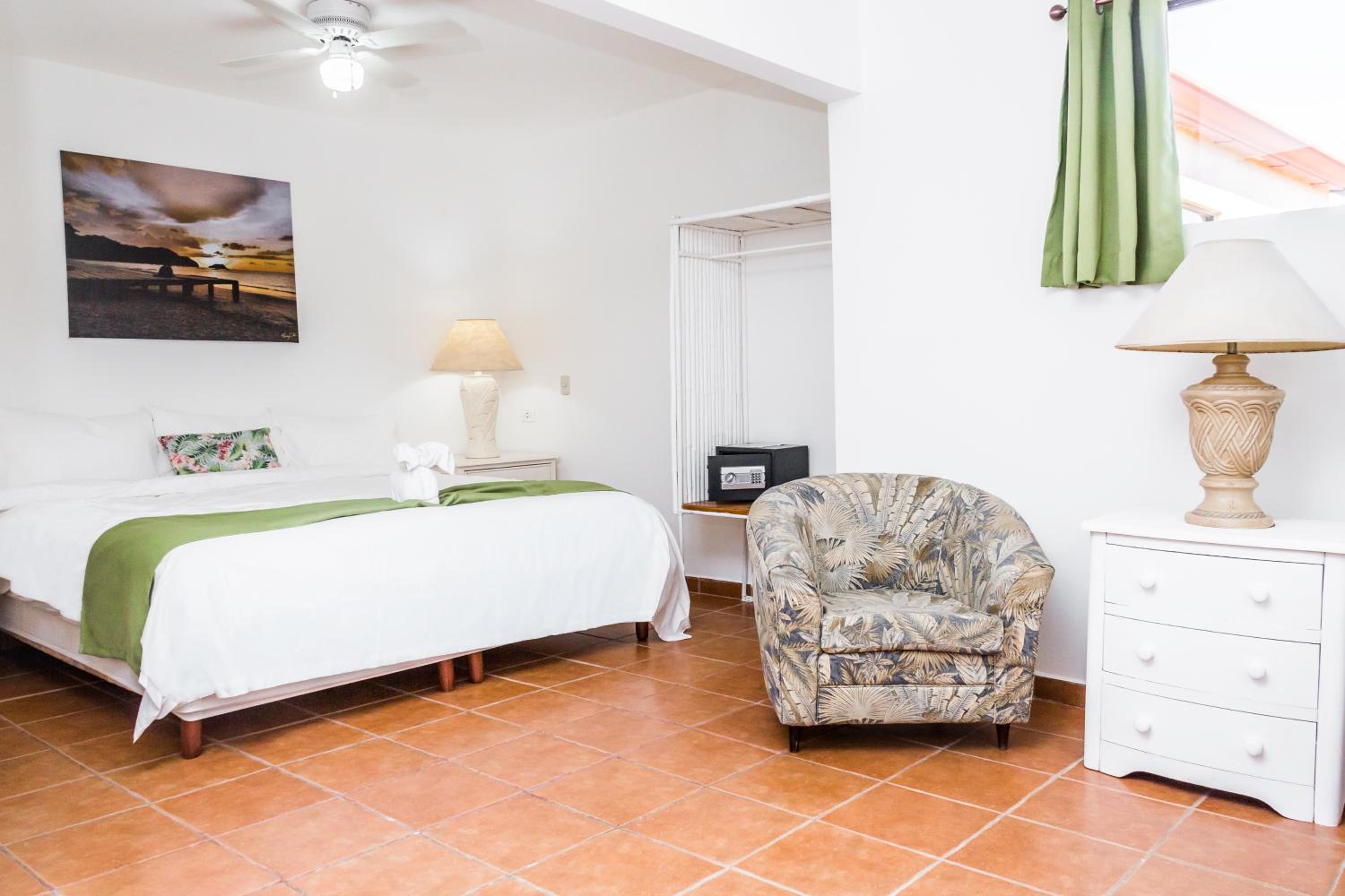 Suite - Photo 13